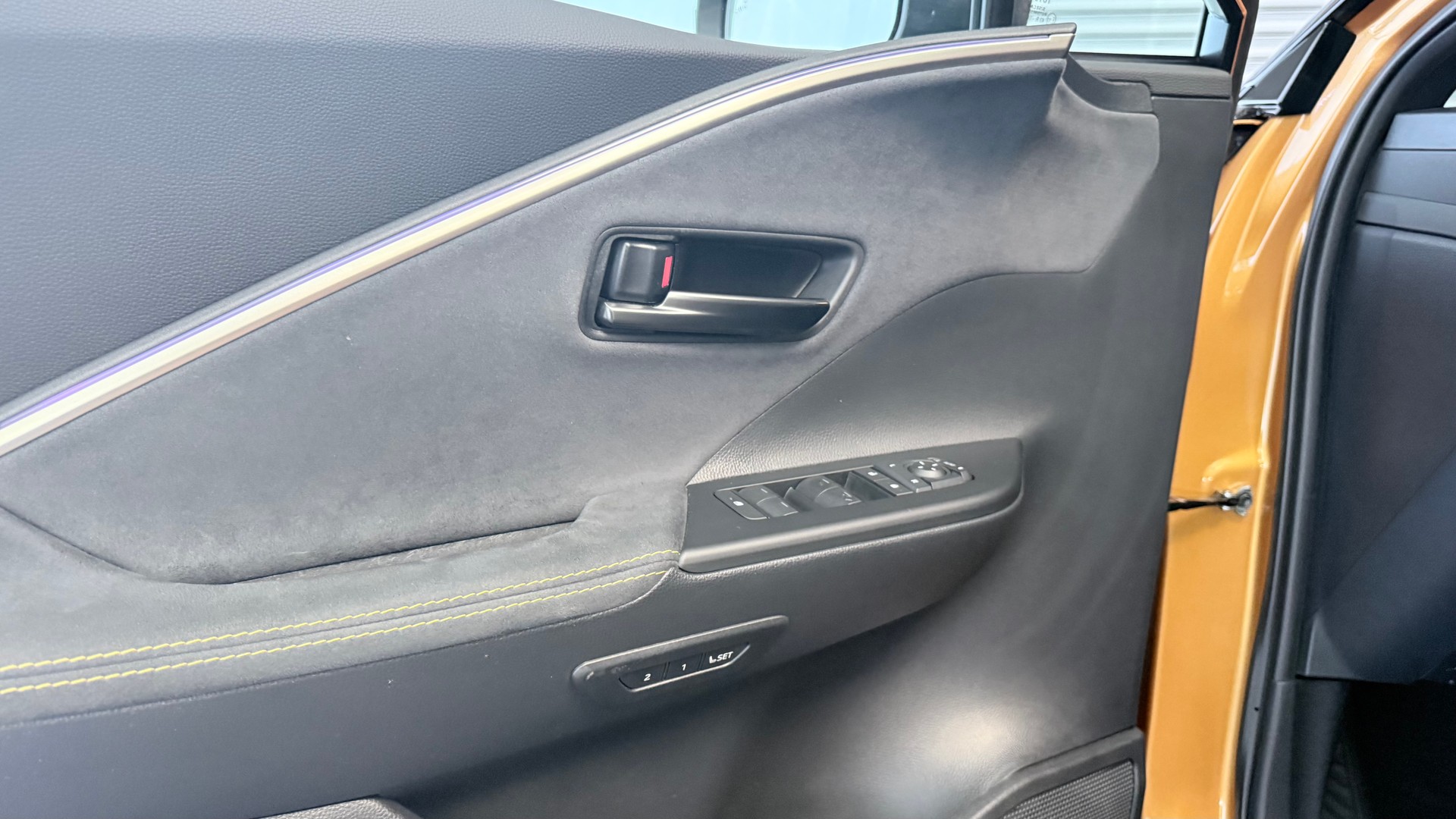 TOYOTA C-HR 2.0 PHEV Style Premiere-image-11