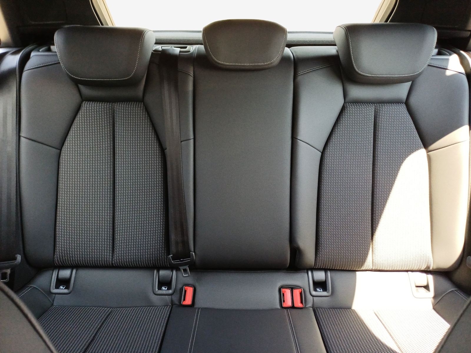 AUDI A3 Sportback TFSI 110 kW S line Attraction S tronic-image-11