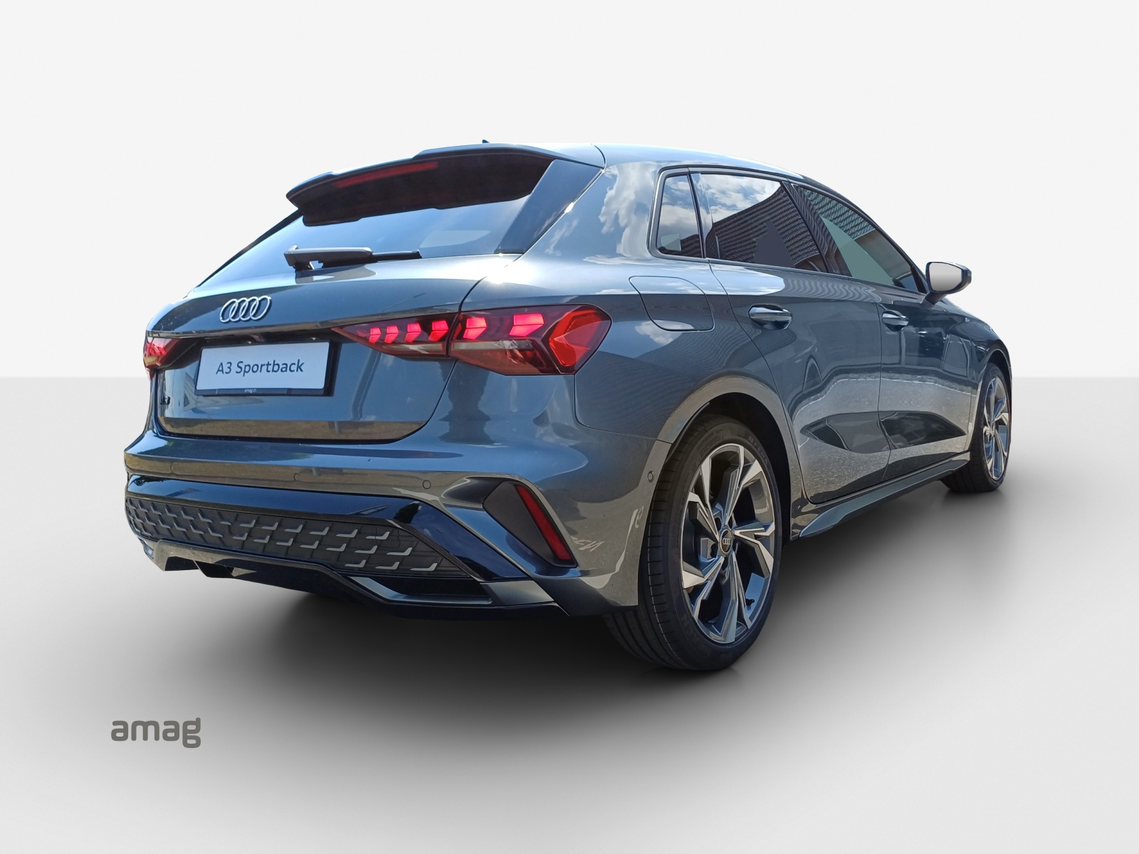 AUDI A3 Sportback TFSI 110 kW S line Attraction S tronic-image-4