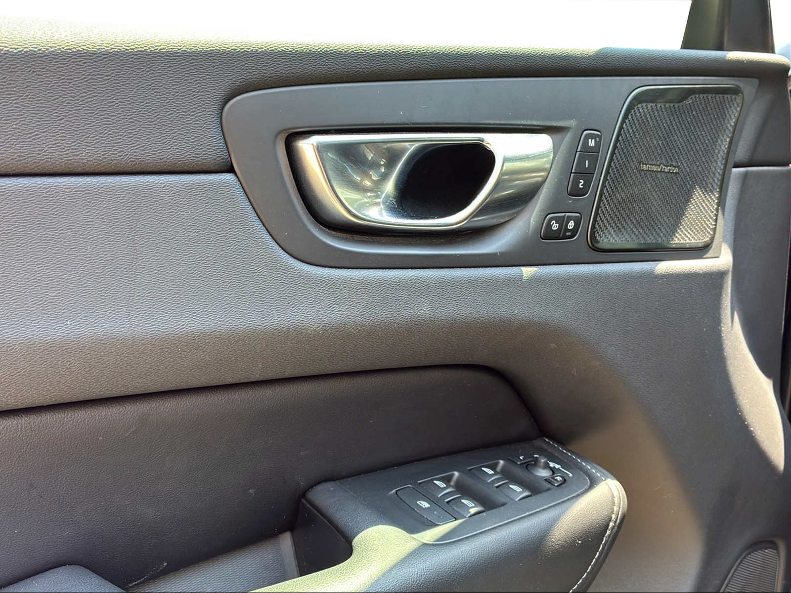 VOLVO XC60 2.0 T8 TE R-Design eAWD-image-11