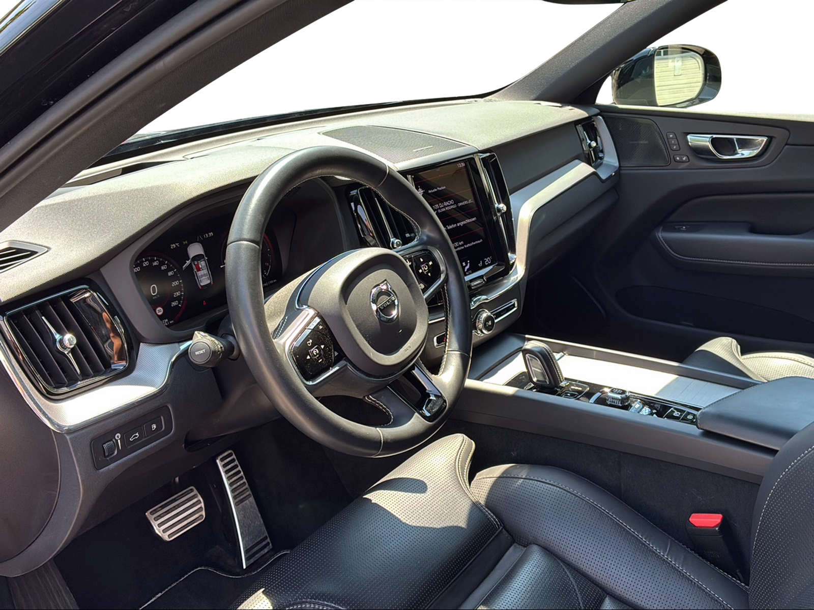 VOLVO XC60 2.0 T8 TE R-Design eAWD-image-9