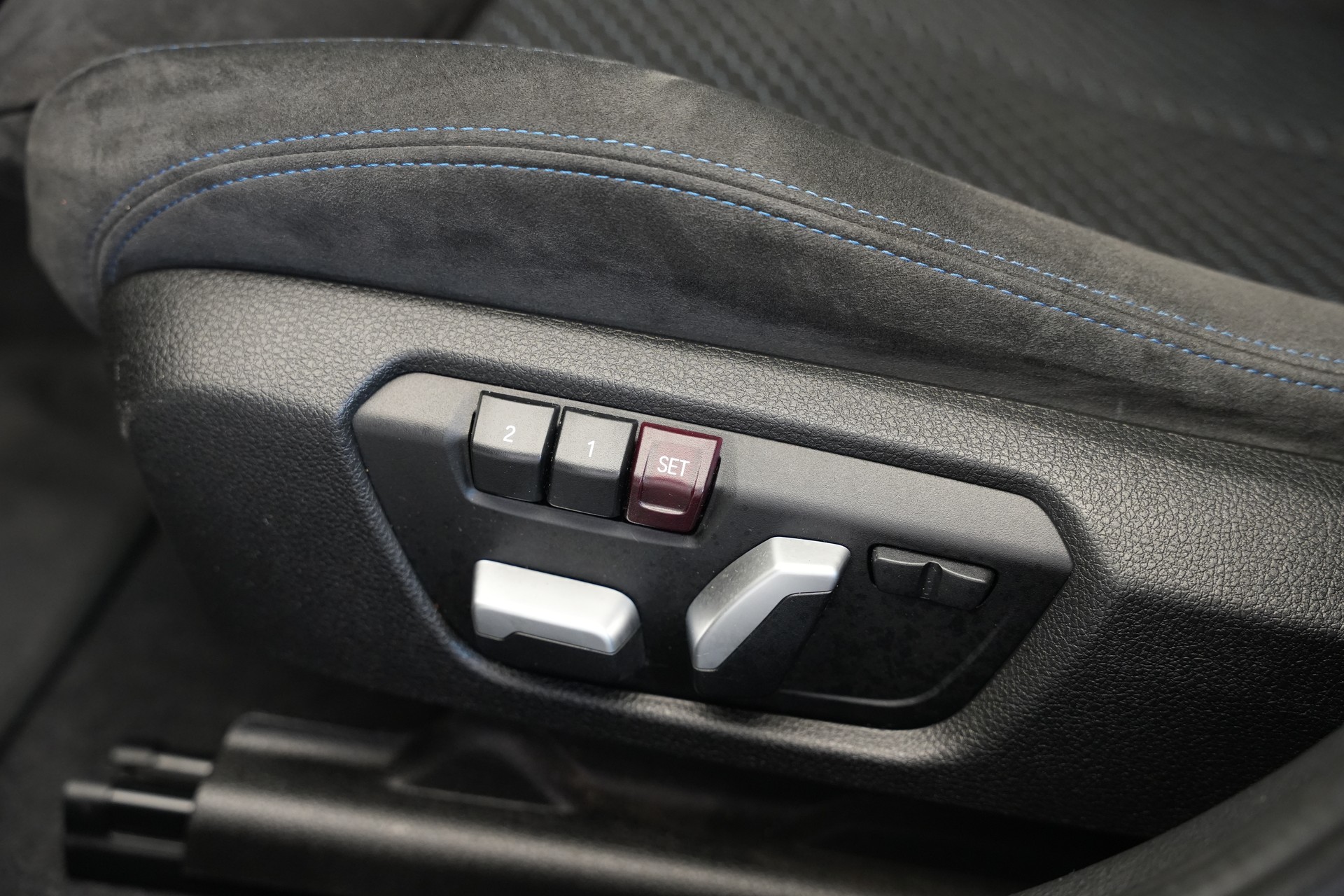 BMW M140i xDrive Steptronic *CH-Fahrzeug*-image-16