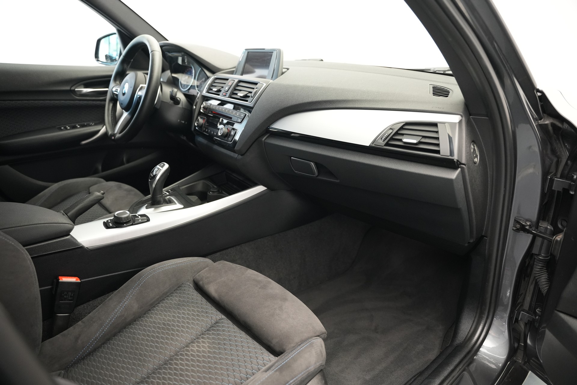 BMW M140i xDrive Steptronic *CH-Fahrzeug*-image-11