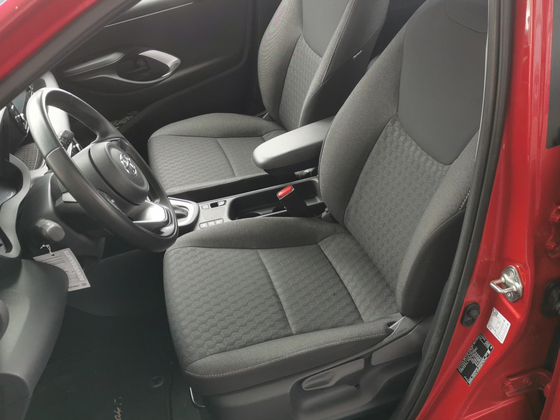 TOYOTA Yaris 1.5 Active e-CVT-image-11