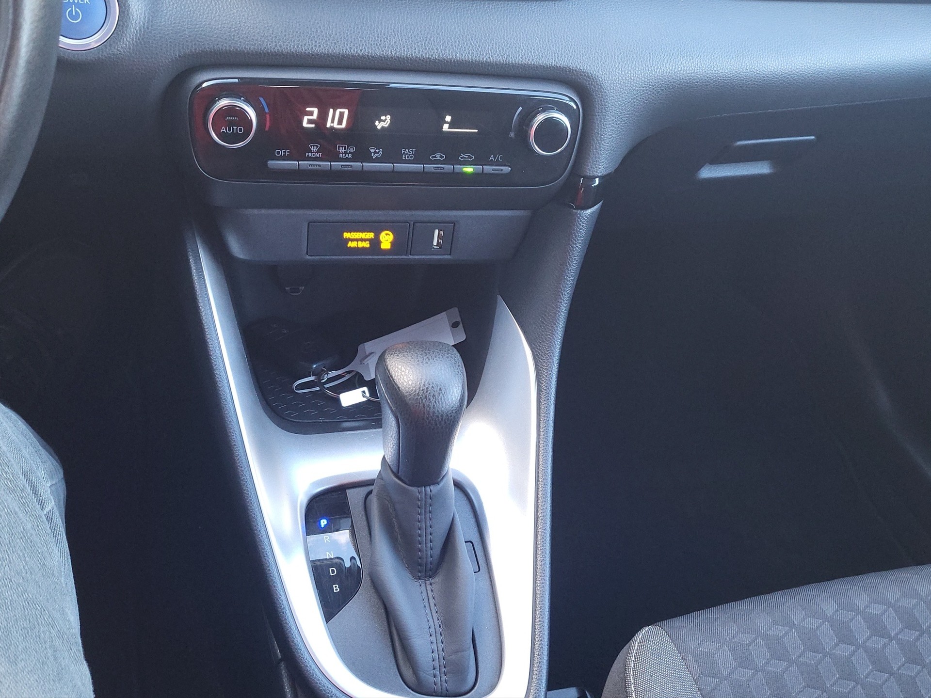 TOYOTA Yaris 1.5 Active e-CVT-image-12