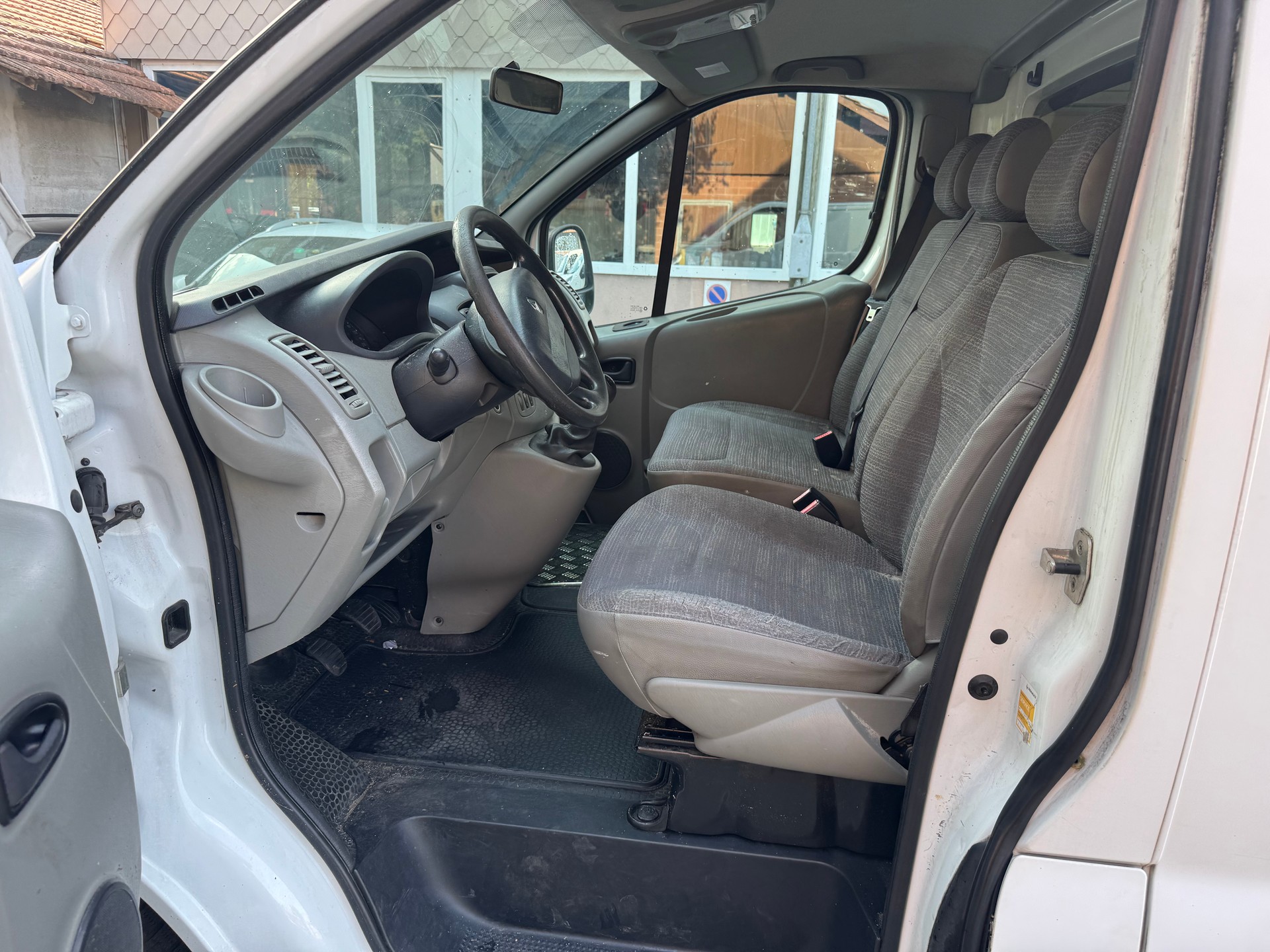 RENAULT Trafic 2.0 dCi 90 2.7t L1H1-image-6