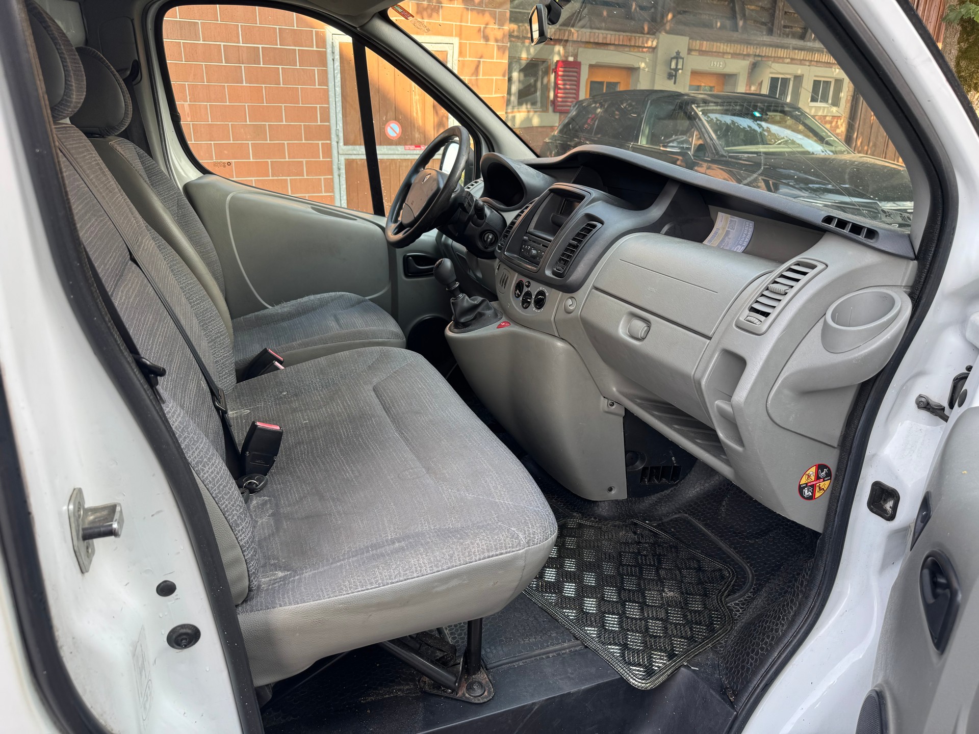 RENAULT Trafic 2.0 dCi 90 2.7t L1H1-image-8