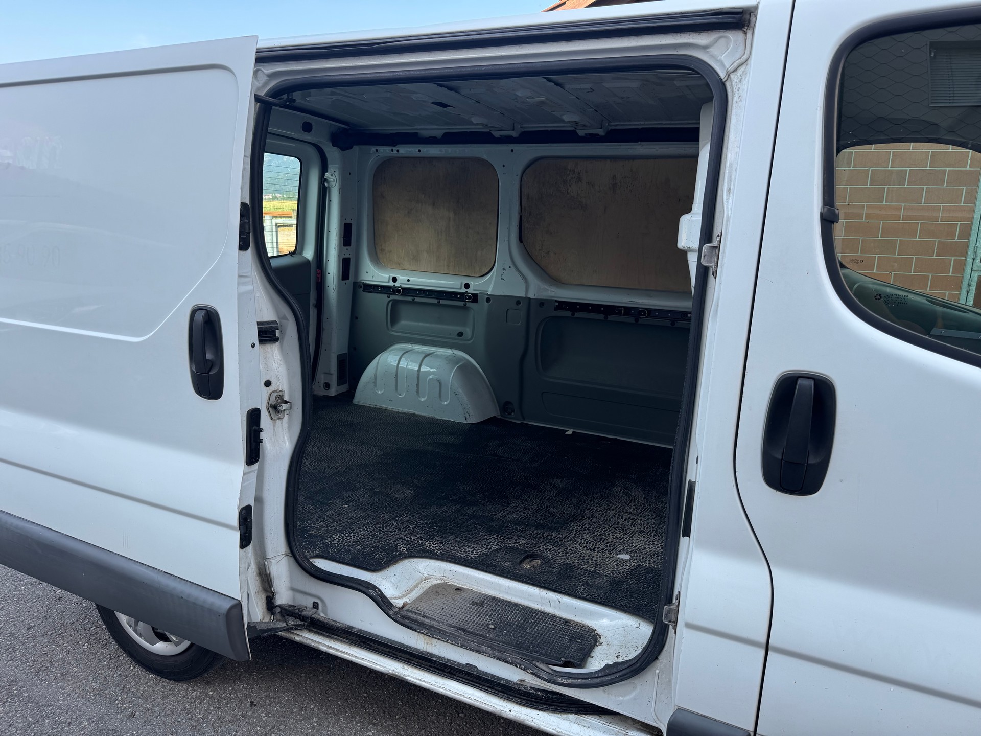 RENAULT Trafic 2.0 dCi 90 2.7t L1H1-image-9