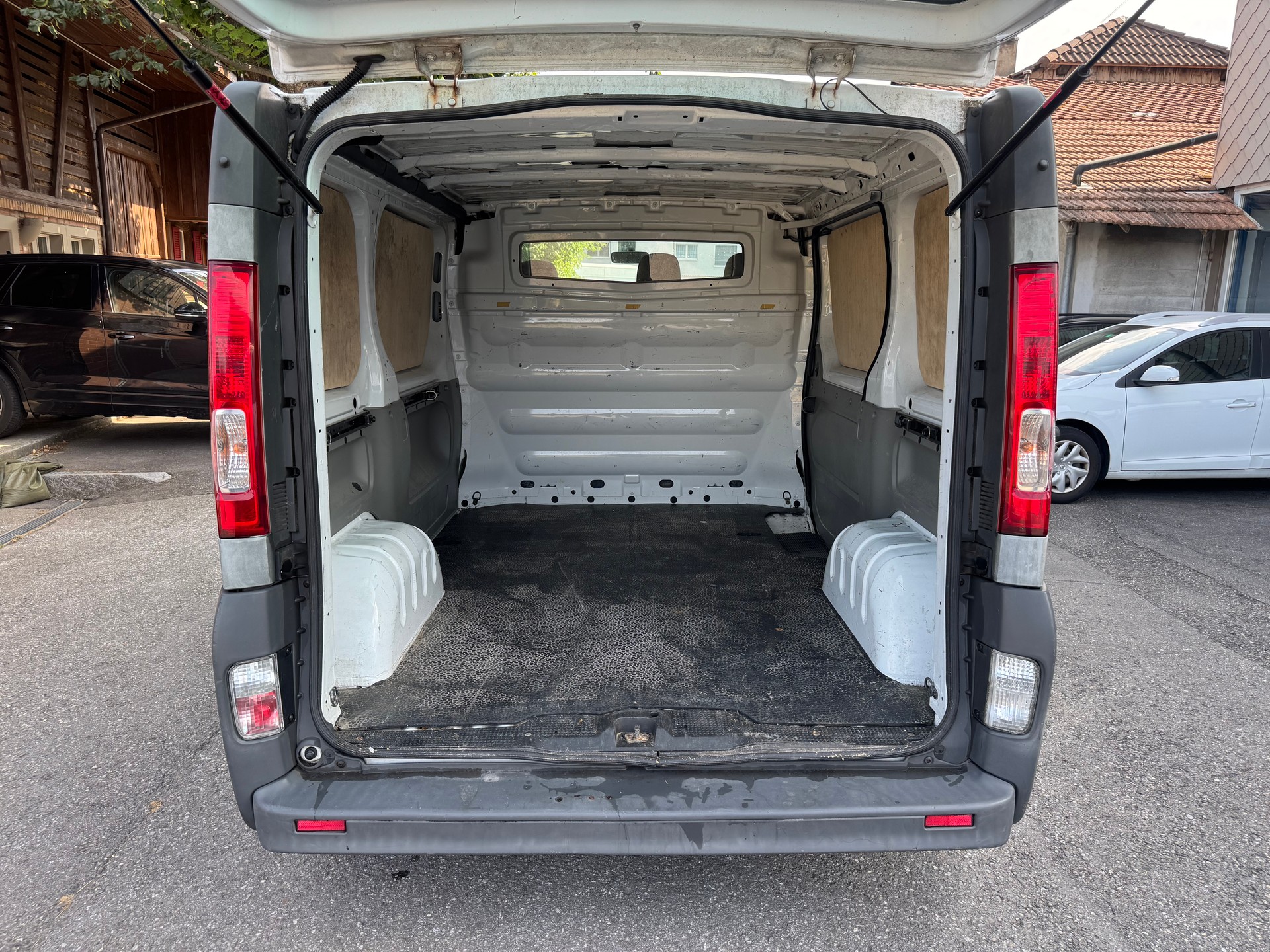 RENAULT Trafic 2.0 dCi 90 2.7t L1H1-image-10