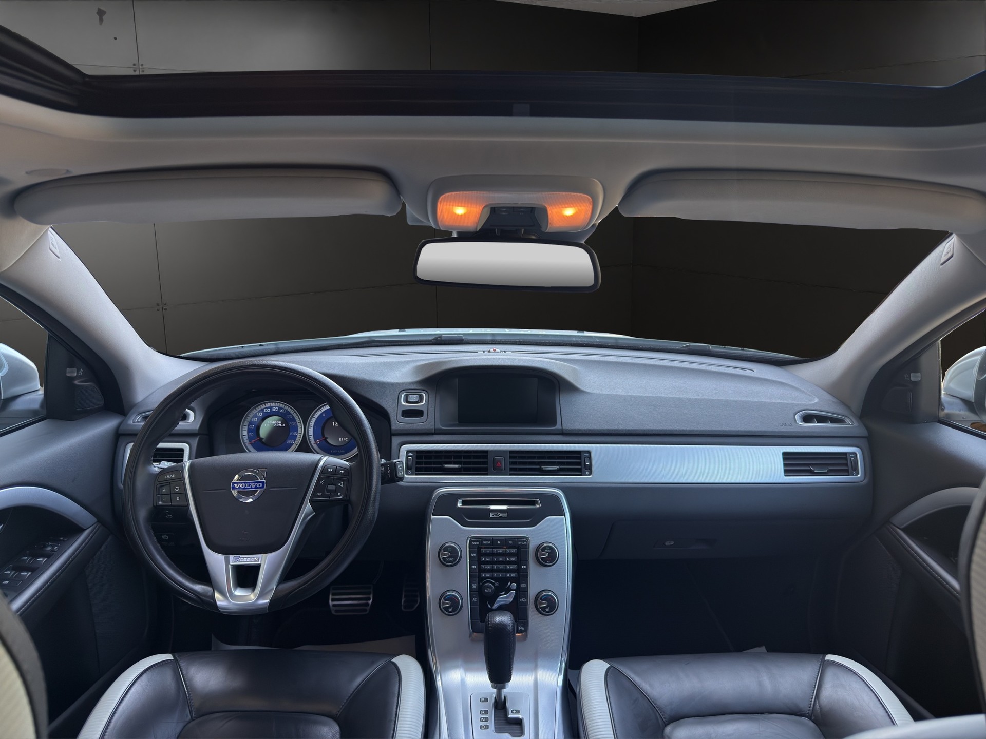 VOLVO VOLVO V70 D5 R-Design Edition Geartronic-image-3
