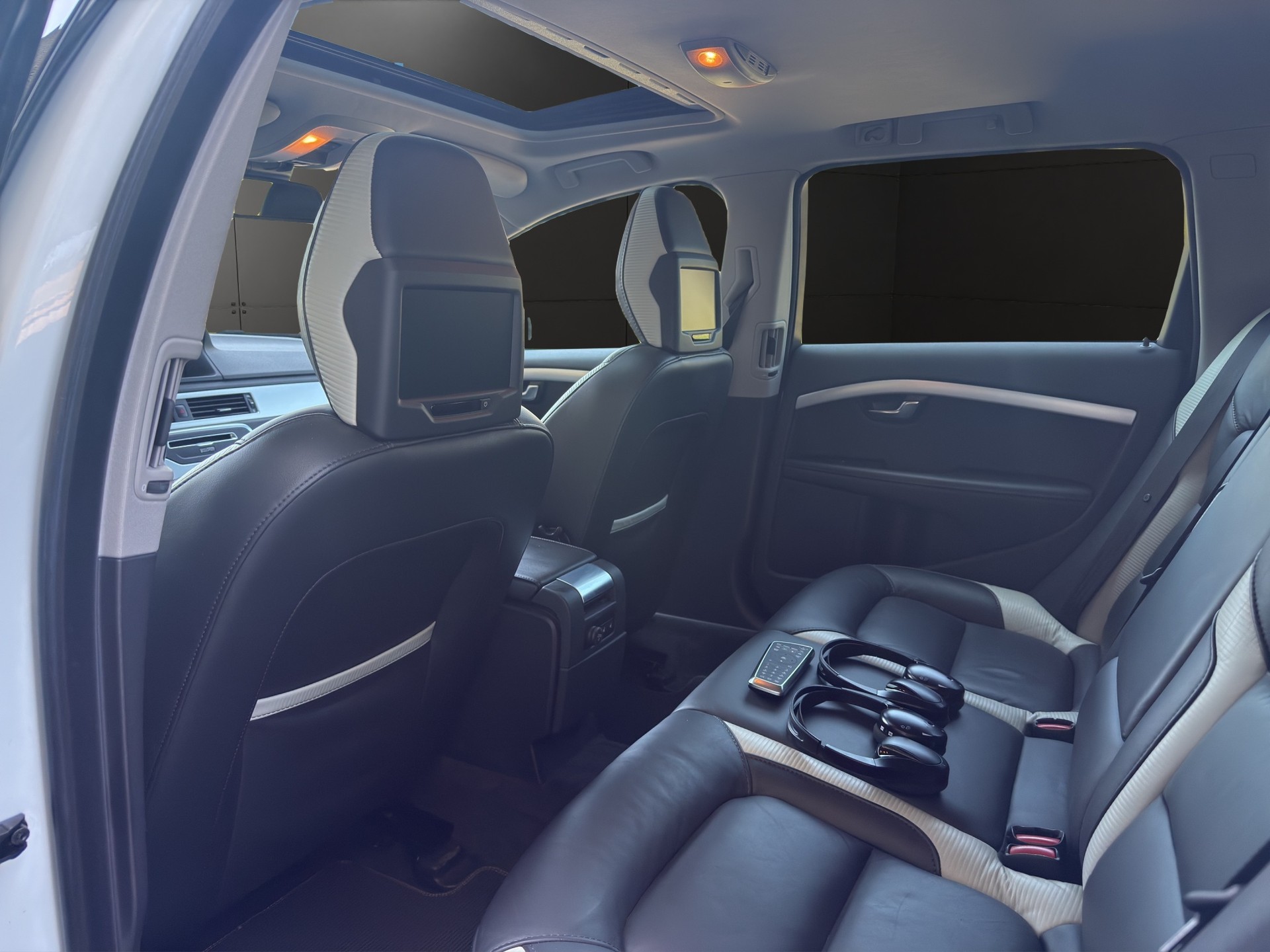 VOLVO VOLVO V70 D5 R-Design Edition Geartronic-image-10