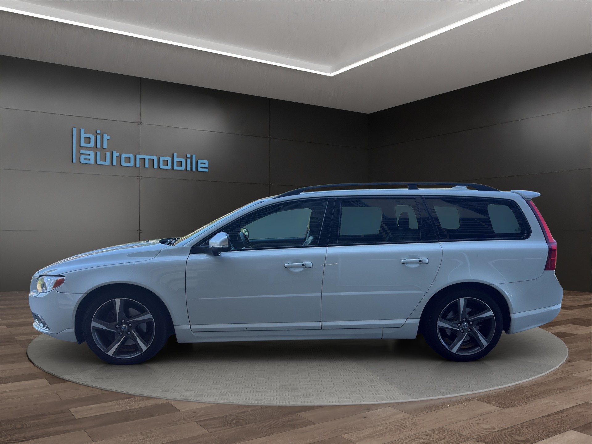 VOLVO VOLVO V70 D5 R-Design Edition Geartronic-image-2