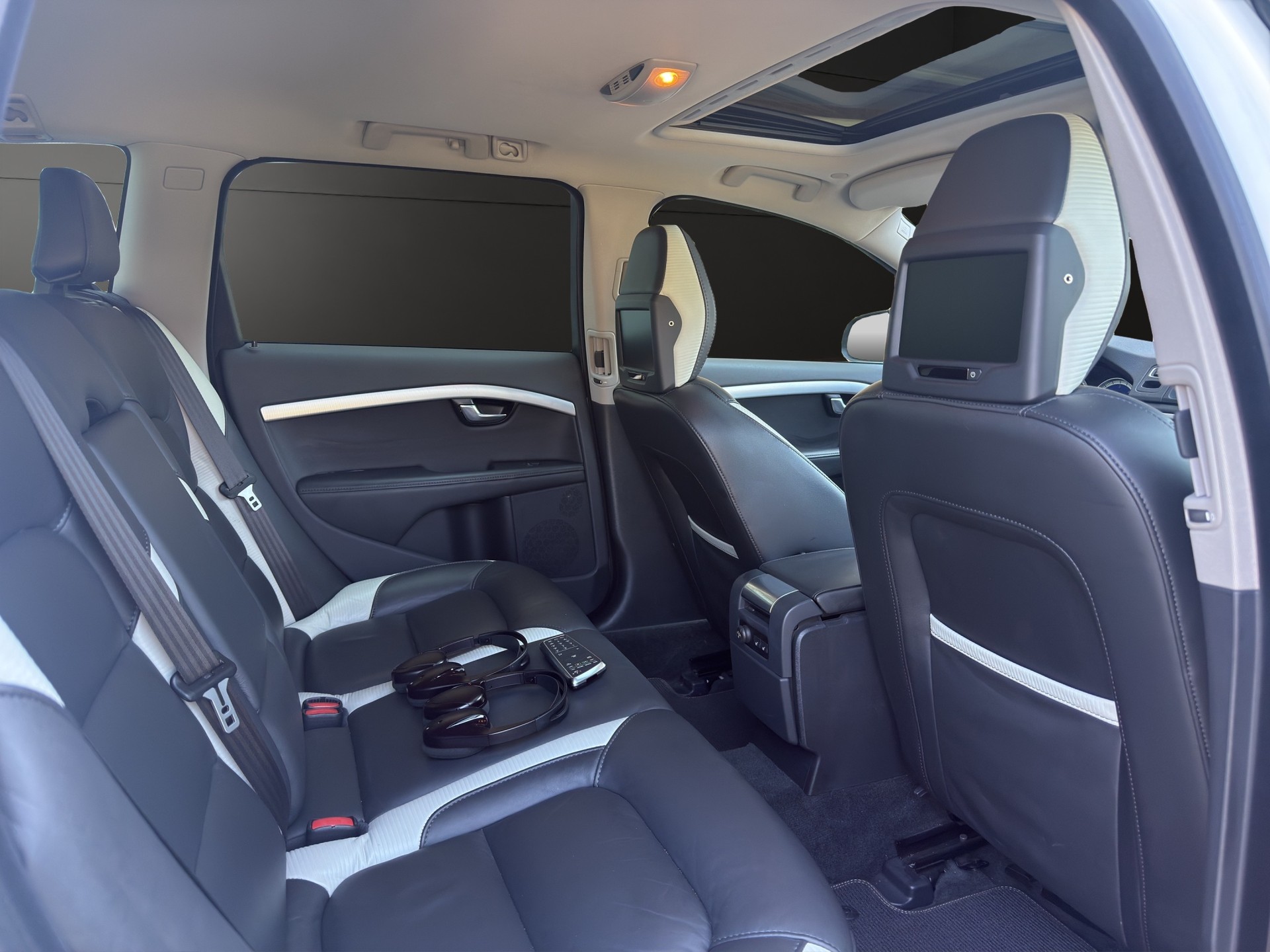 VOLVO VOLVO V70 D5 R-Design Edition Geartronic-image-12