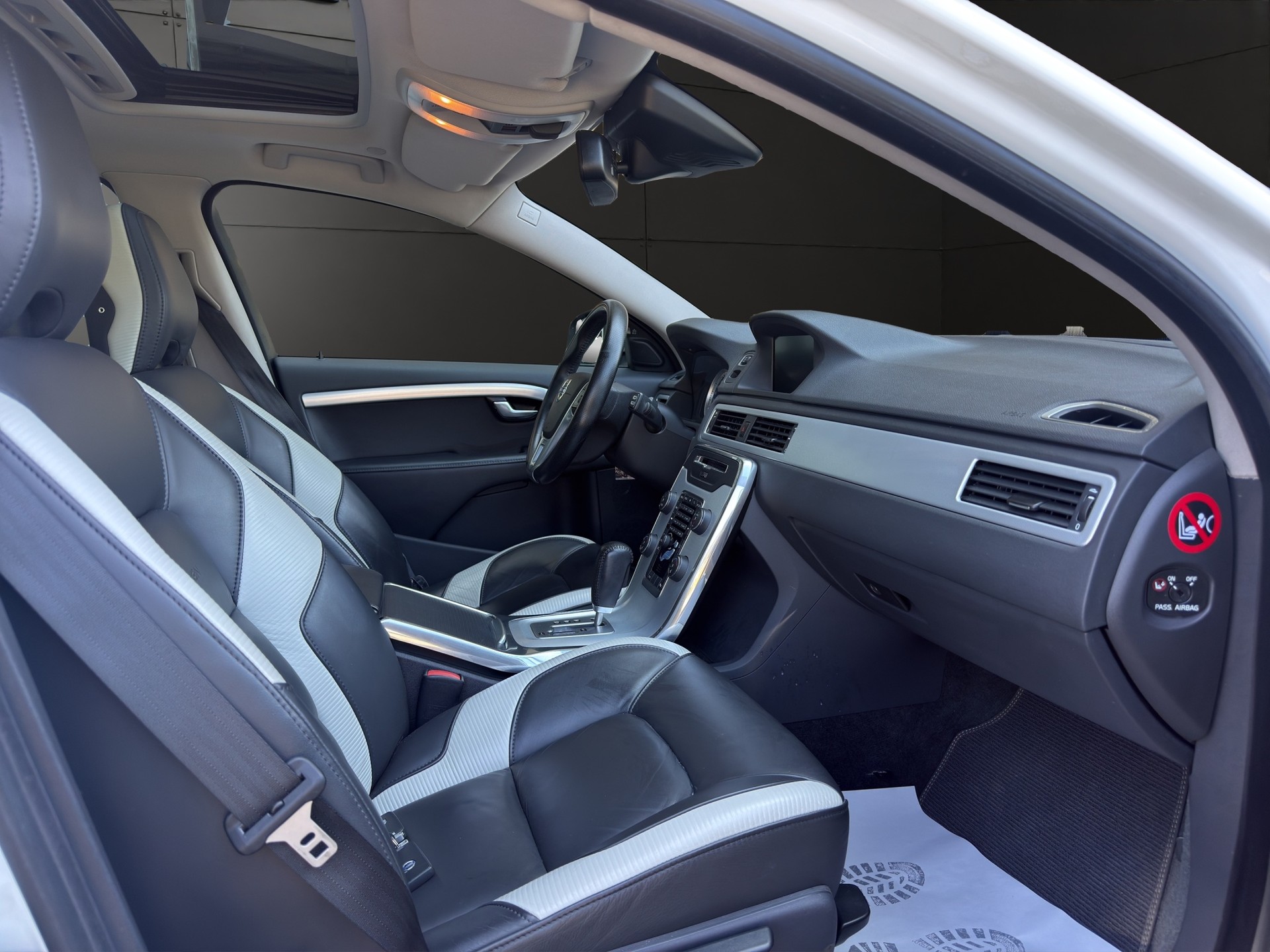 VOLVO VOLVO V70 D5 R-Design Edition Geartronic-image-11
