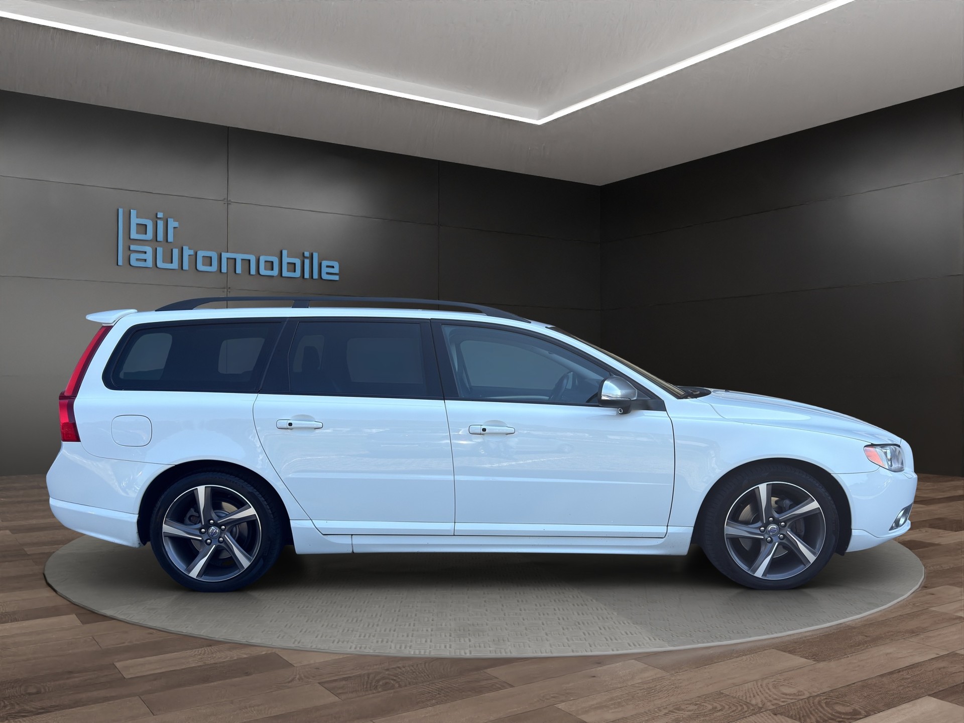 VOLVO VOLVO V70 D5 R-Design Edition Geartronic-image-8