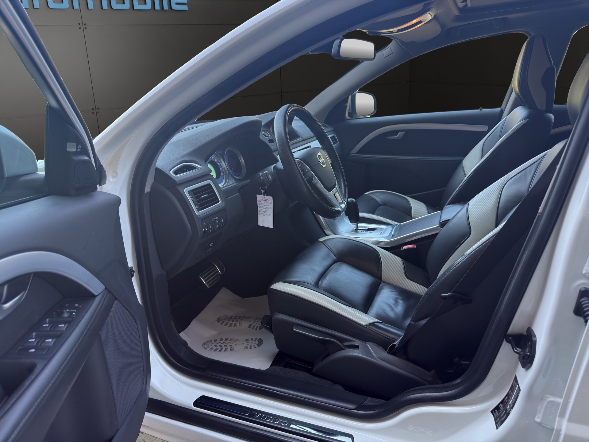 VOLVO VOLVO V70 D5 R-Design Edition Geartronic-image-15