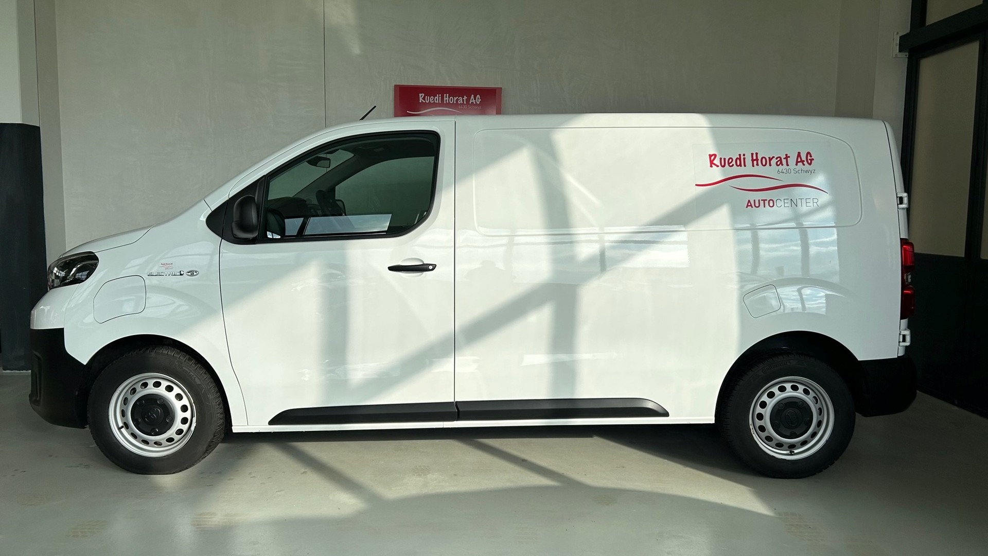 TOYOTA PROACE Van L1 50KWh 7kW OBC Active-image-2