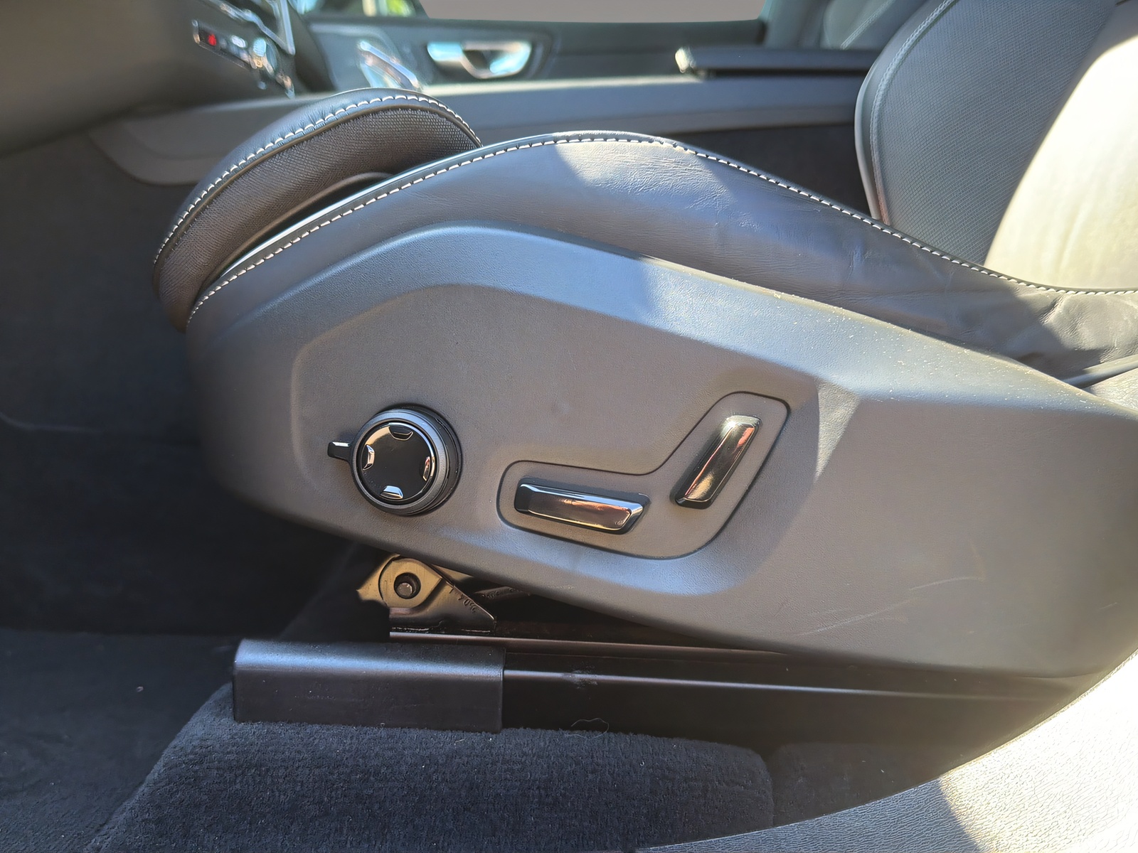 VOLVO XC60 2.0 T8 TE XCENTRIC Black Edition eAWD-image-7