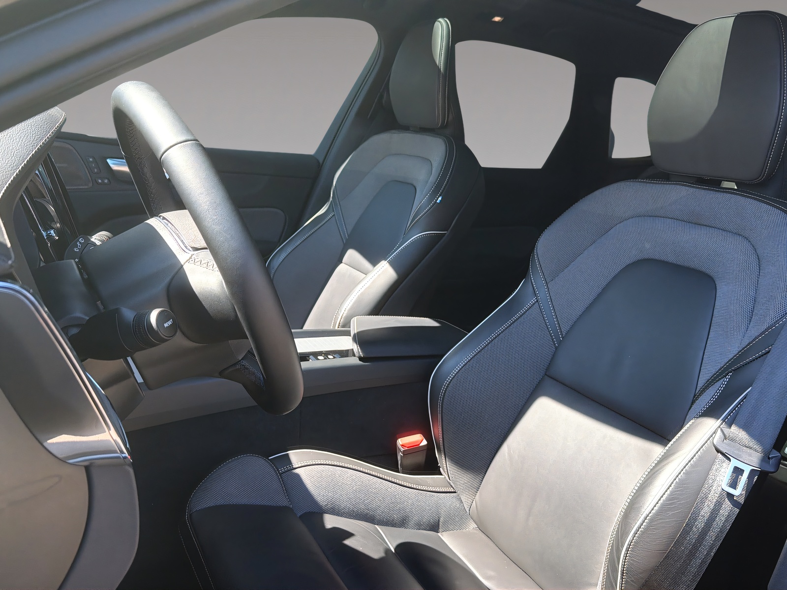 VOLVO XC60 2.0 T8 TE XCENTRIC Black Edition eAWD-image-5