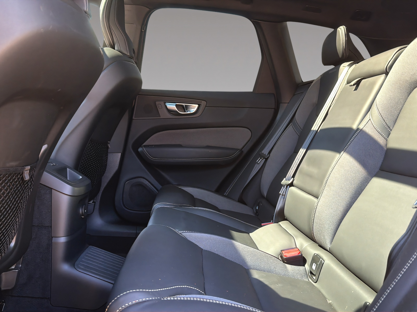 VOLVO XC60 2.0 T8 TE XCENTRIC Black Edition eAWD-image-17