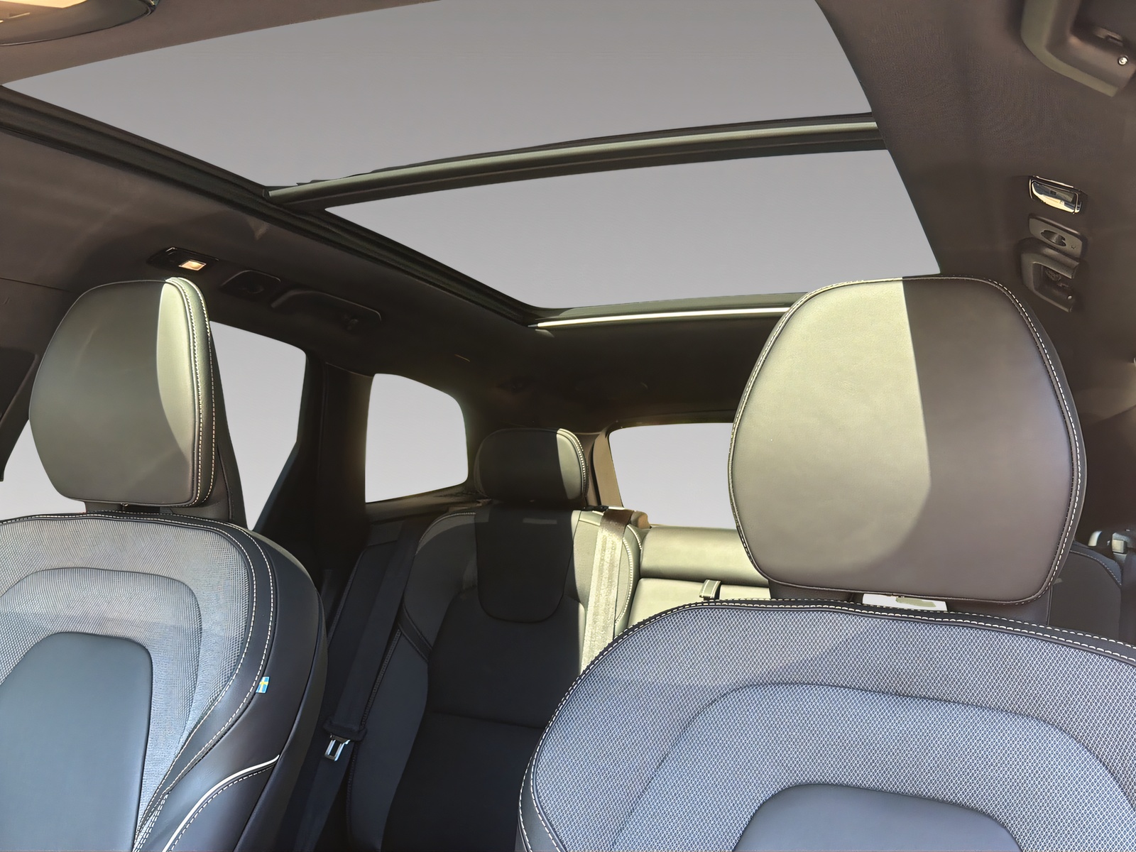 VOLVO XC60 2.0 T8 TE XCENTRIC Black Edition eAWD-image-6
