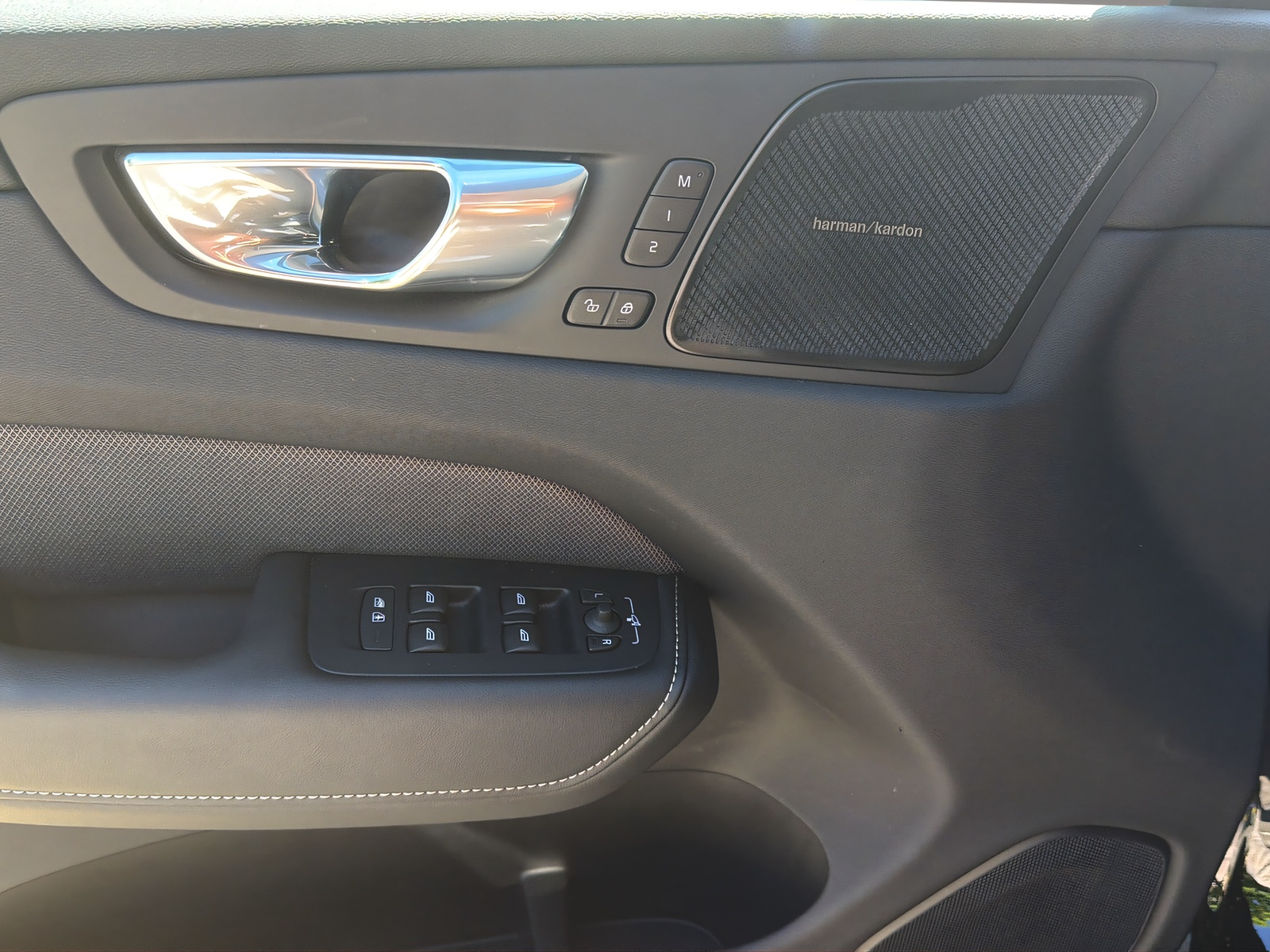 VOLVO XC60 2.0 T8 TE XCENTRIC Black Edition eAWD-image-8