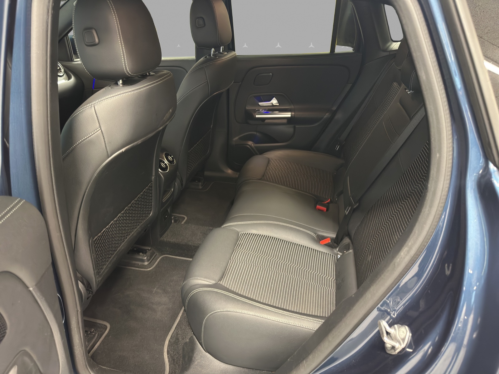 MERCEDES-BENZ EQA 300 4Matic-image-13