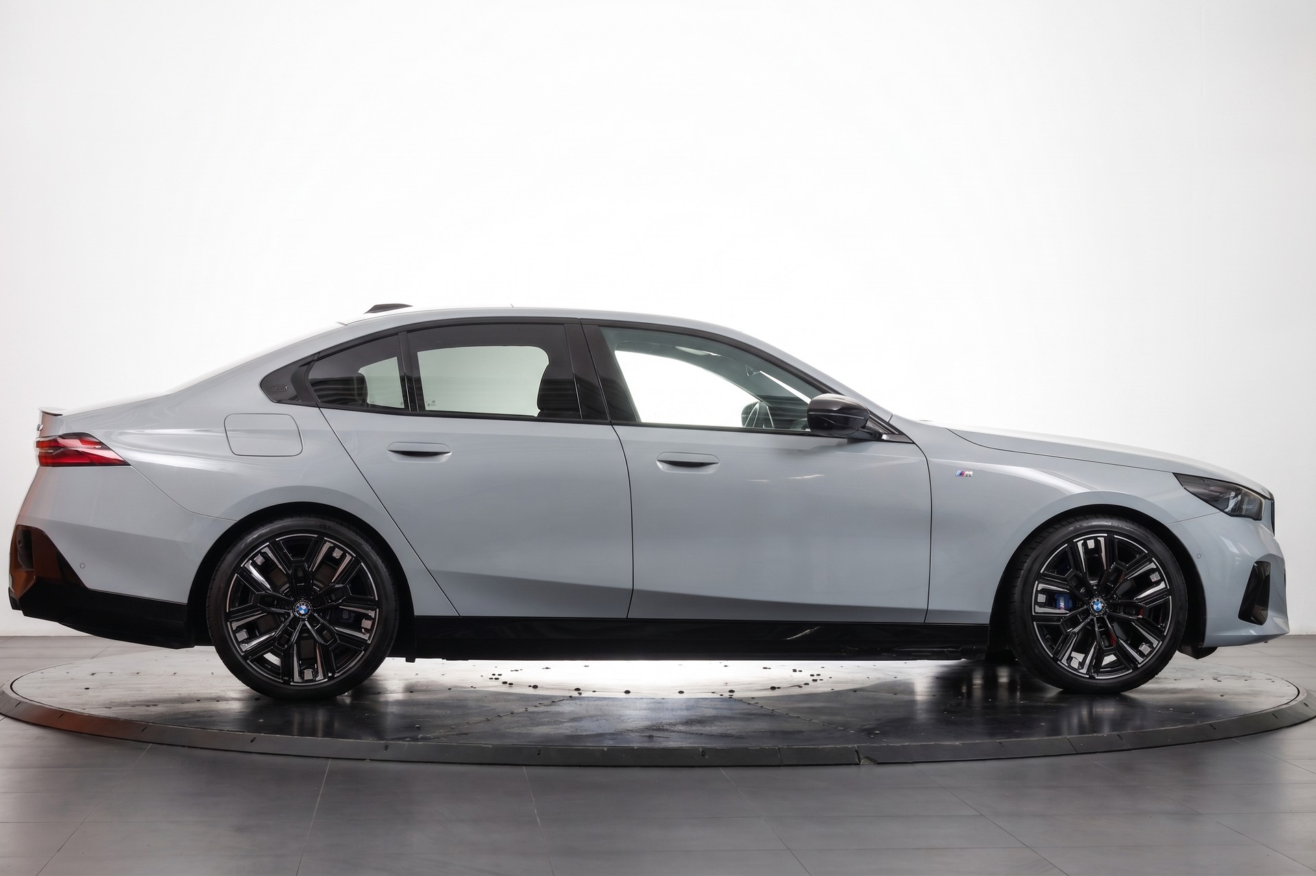 BMW i5 M60 xDrive M Sport Pro Brooklyn Grau * CH * Pack Travel & Confort-image-3