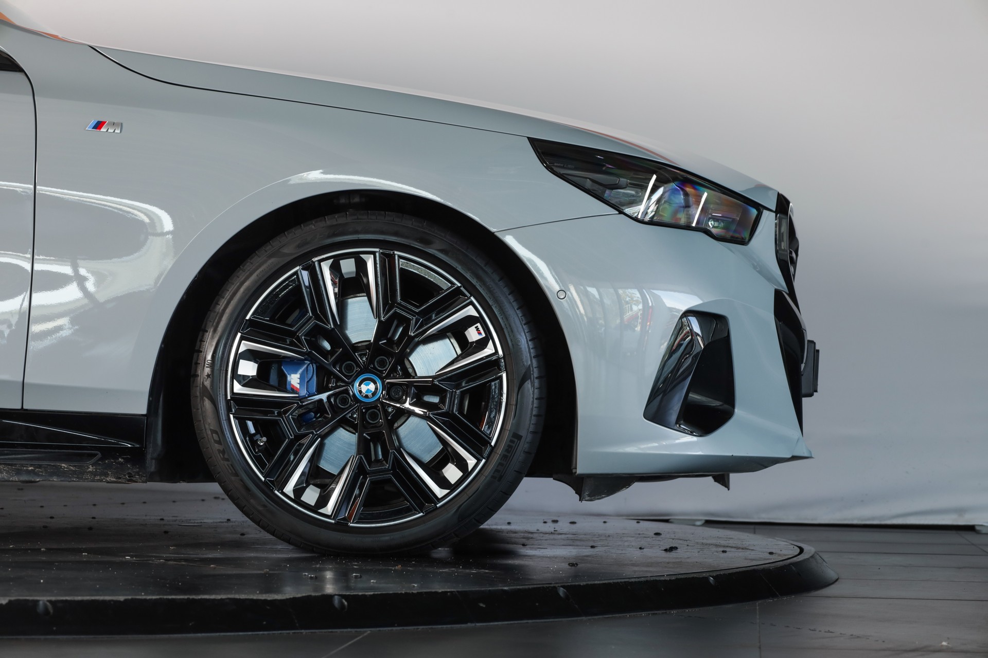 BMW i5 M60 xDrive M Sport Pro Brooklyn Grau * CH * Pack Travel & Confort-image-6