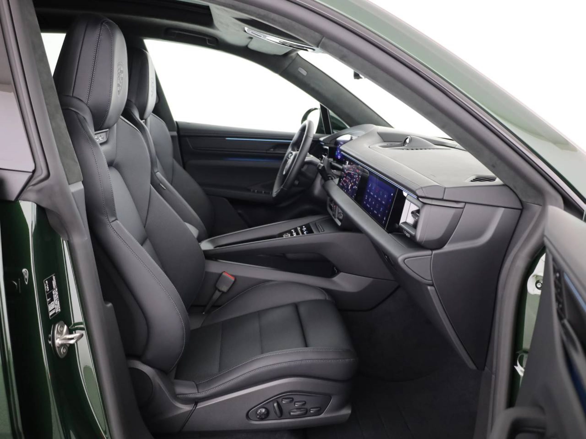 PORSCHE Macan Turbo-image-12