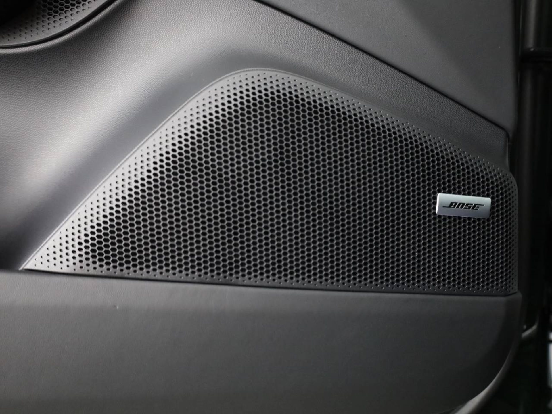 PORSCHE Macan Turbo-image-19