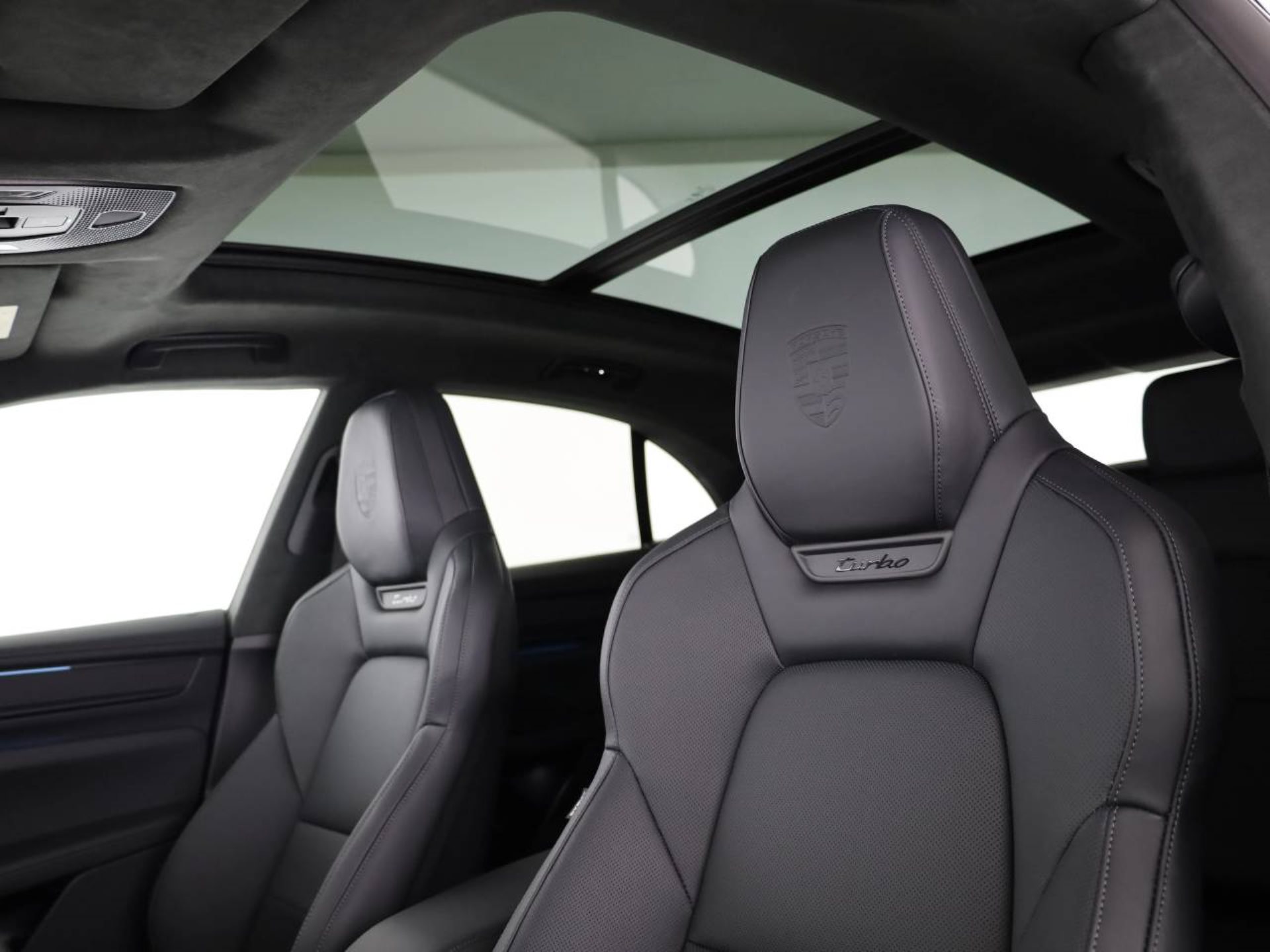 PORSCHE Macan Turbo-image-16