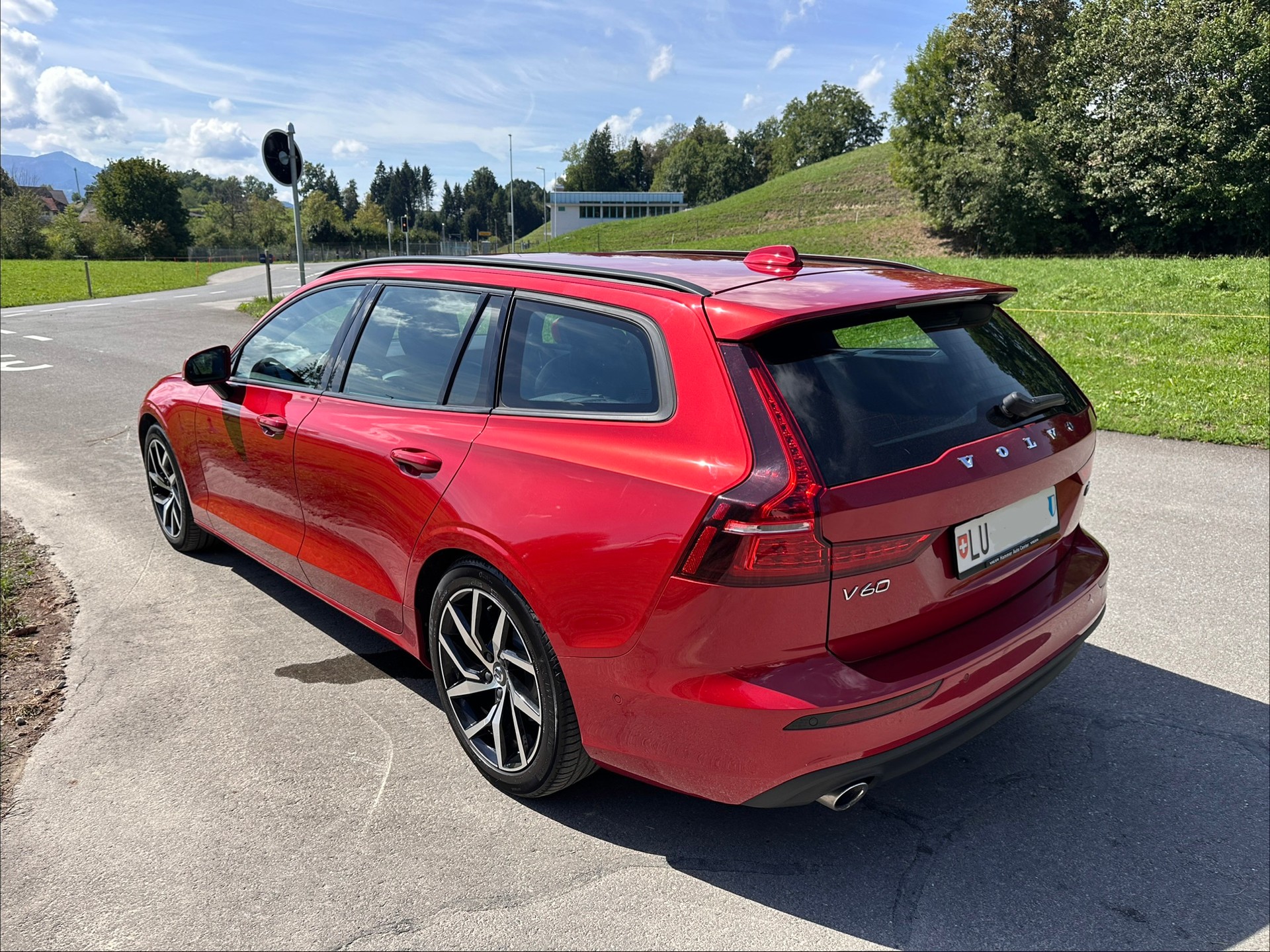 VOLVO 2.0 D4 Momentum-image-1