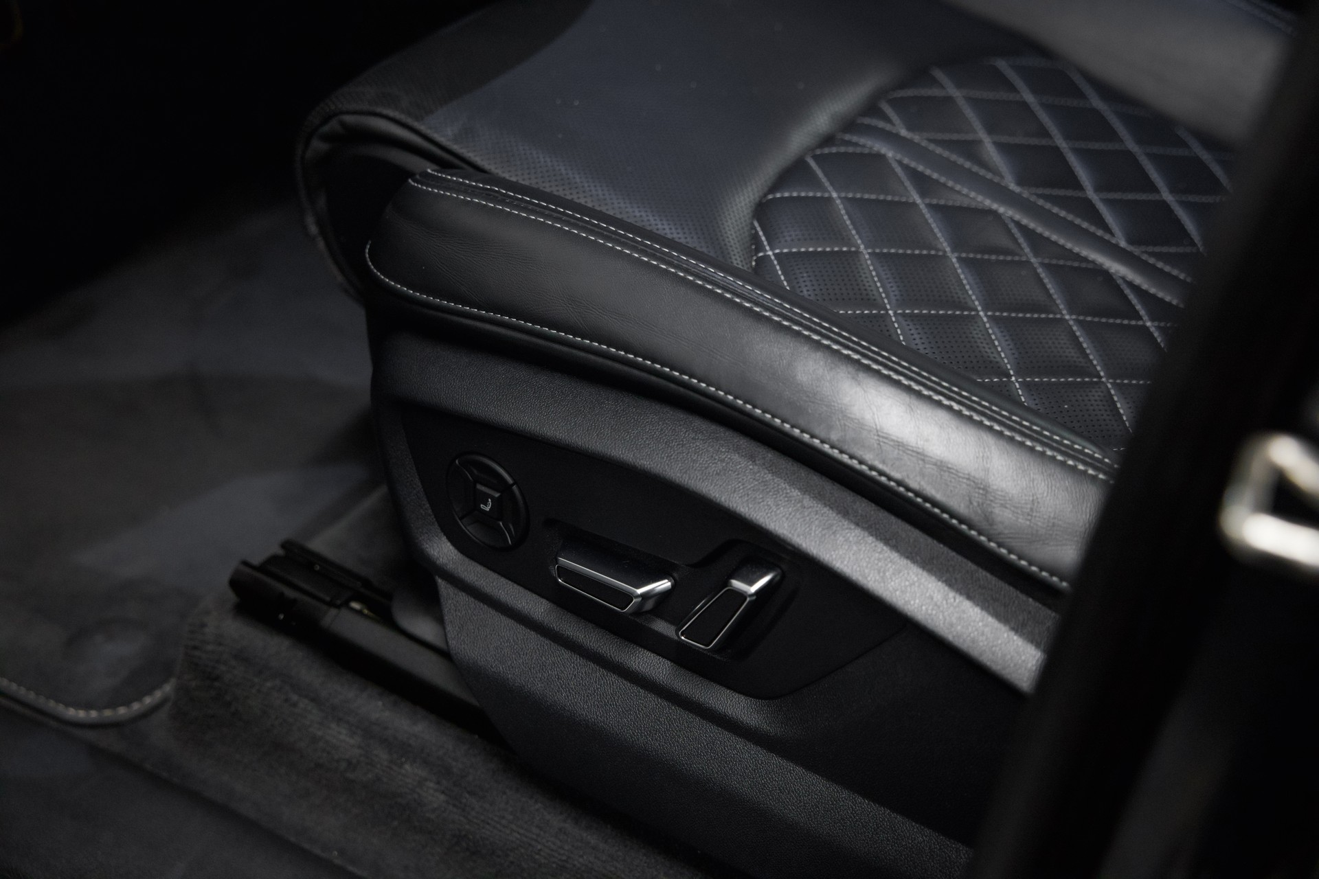 AUDI SQ7 TFSI quattro tiptronic-image-24