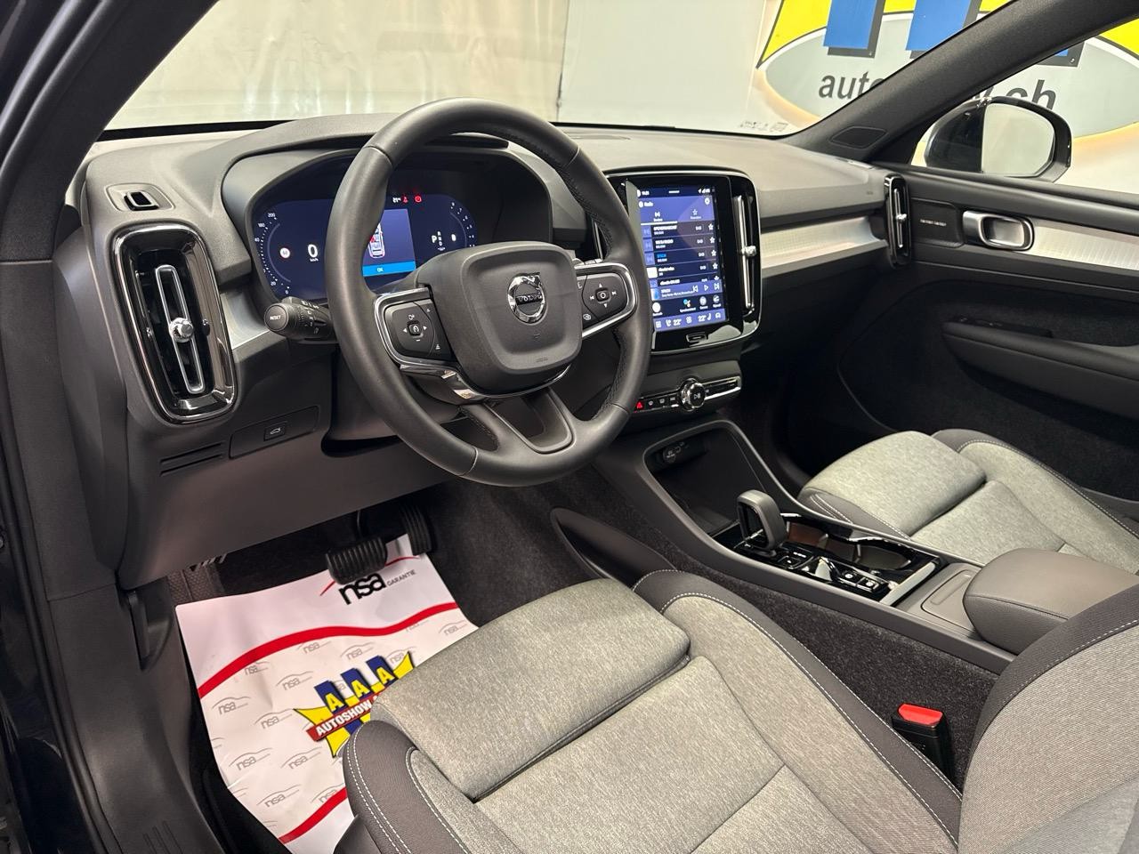 VOLVO XC40 B3 BLACK EDITION PLUS DCT-image-2