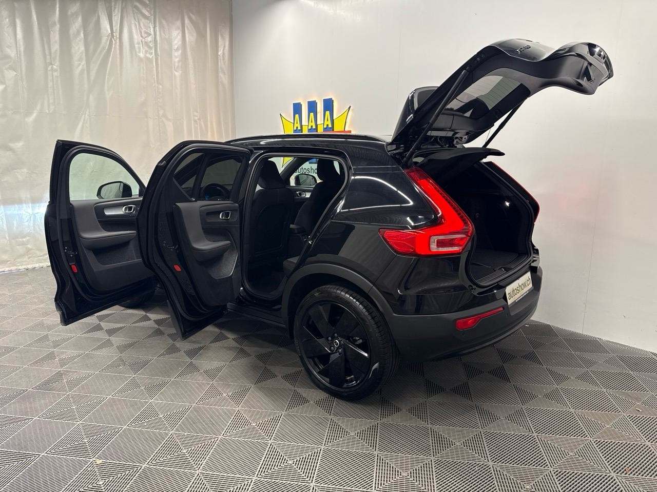 VOLVO XC40 B3 BLACK EDITION PLUS DCT-image-14