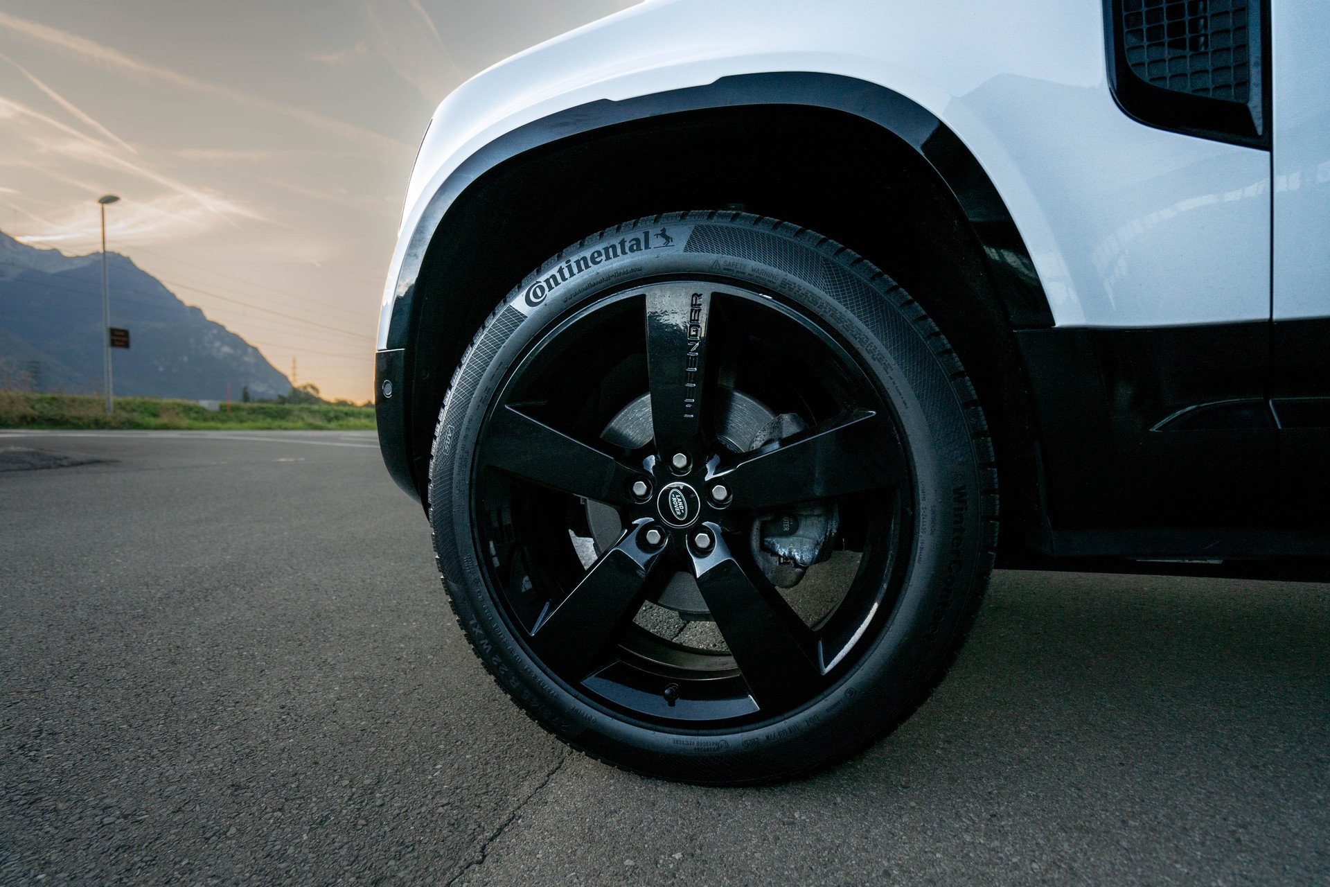LAND ROVER Defender 90 3.0D I6 X-Dynamic S AT8-image-5