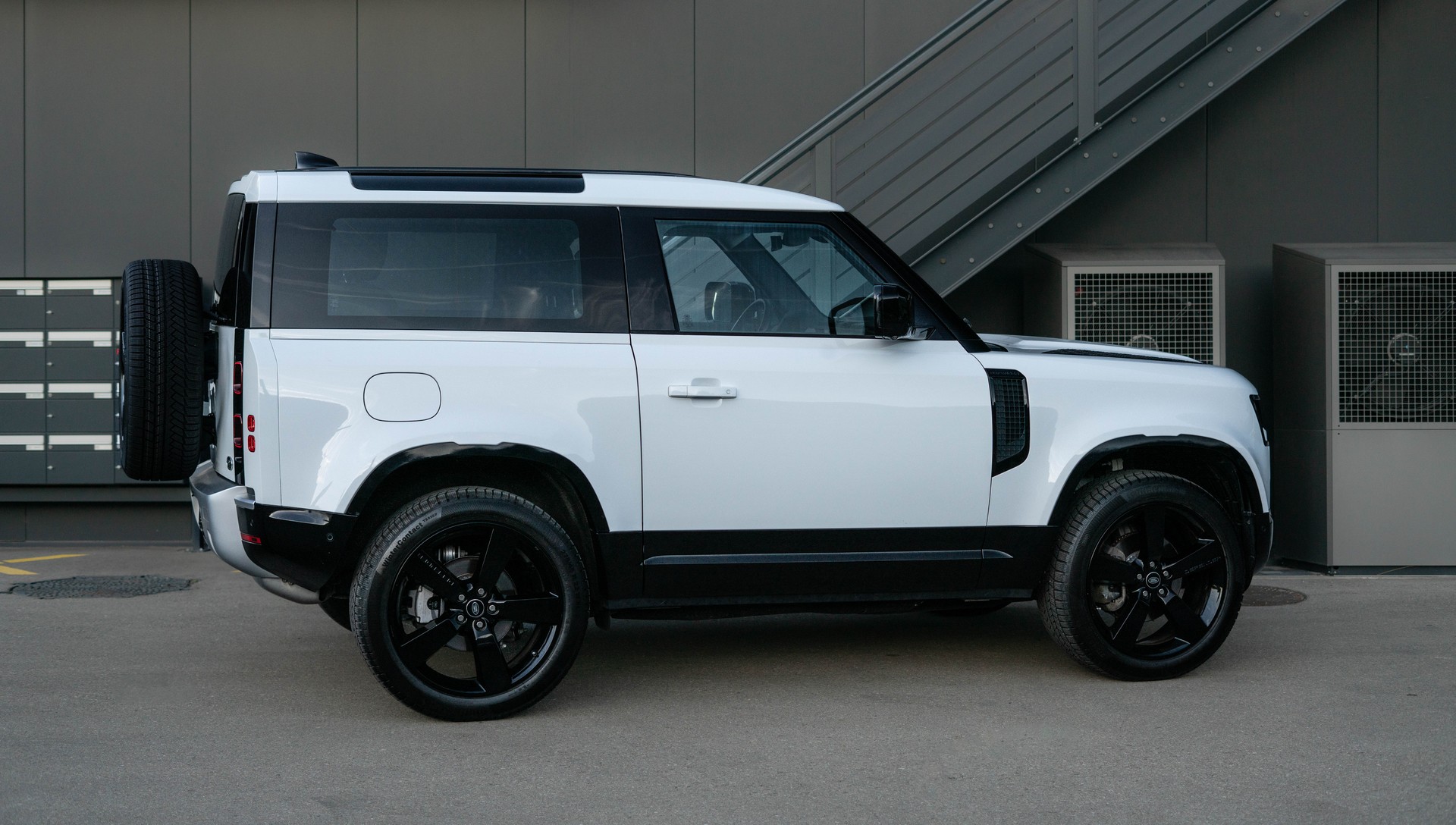 LAND ROVER Defender 90 3.0D I6 X-Dynamic S AT8-image-3