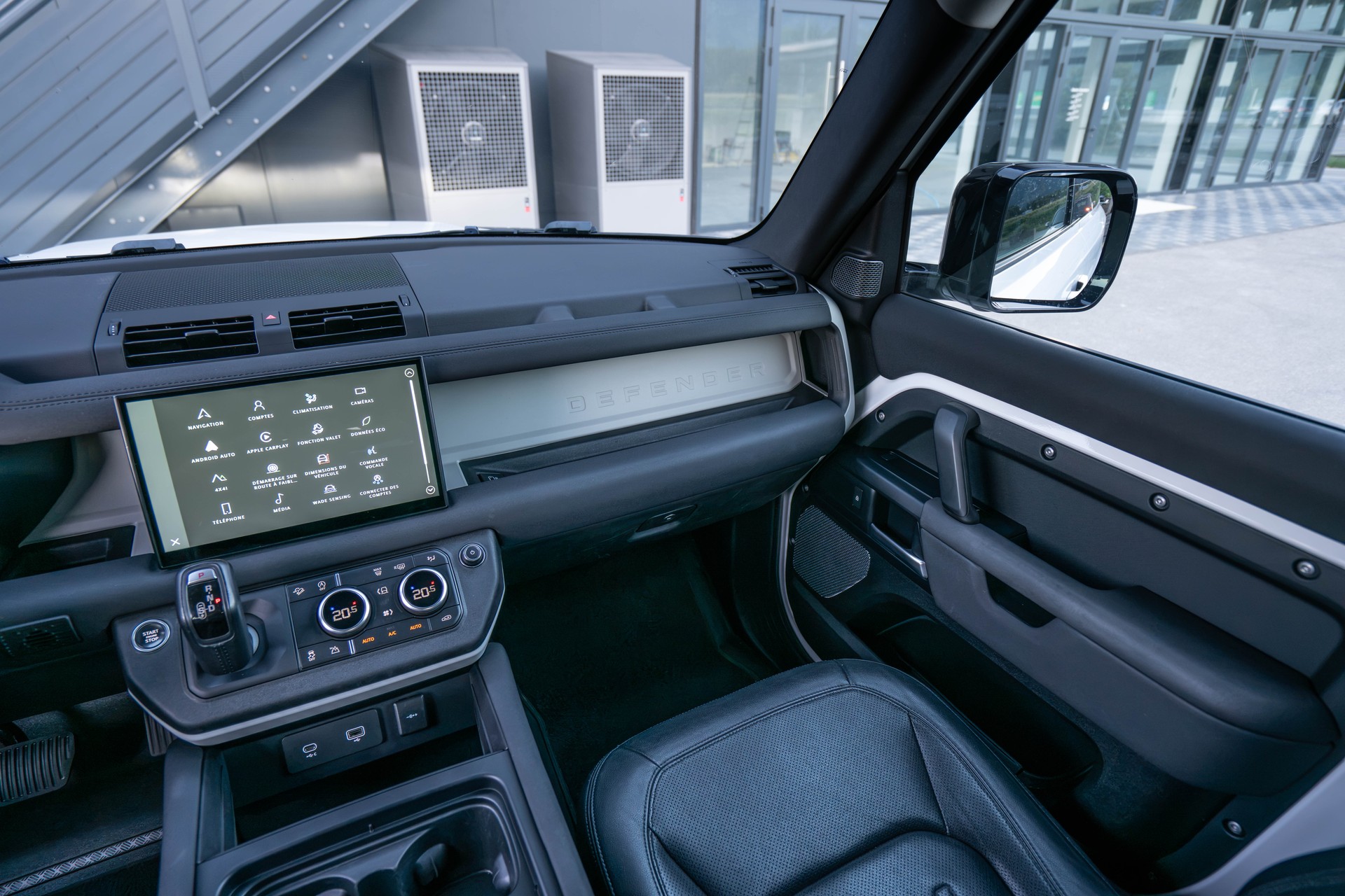 LAND ROVER Defender 90 3.0D I6 X-Dynamic S AT8-image-9