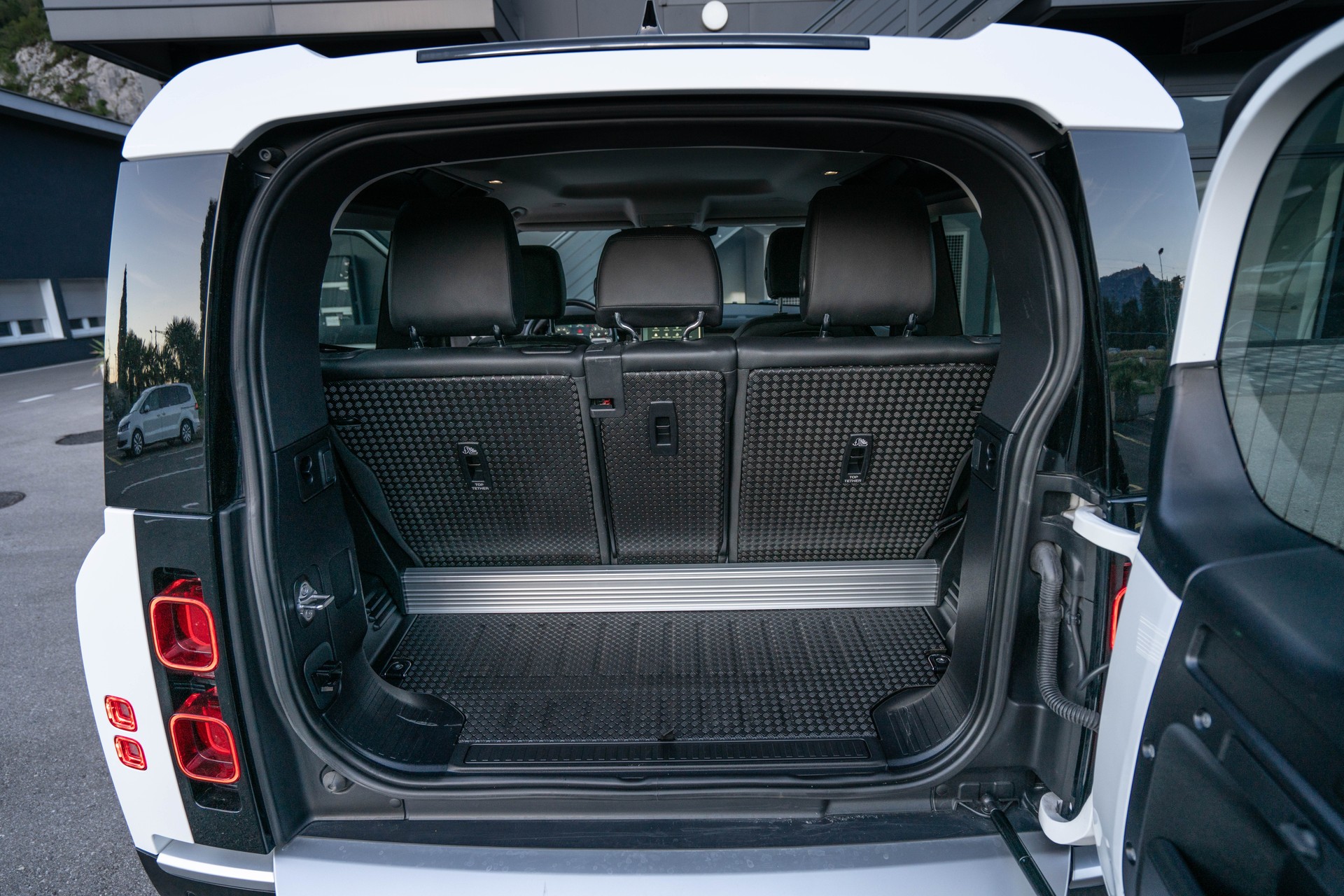 LAND ROVER Defender 90 3.0D I6 X-Dynamic S AT8-image-17