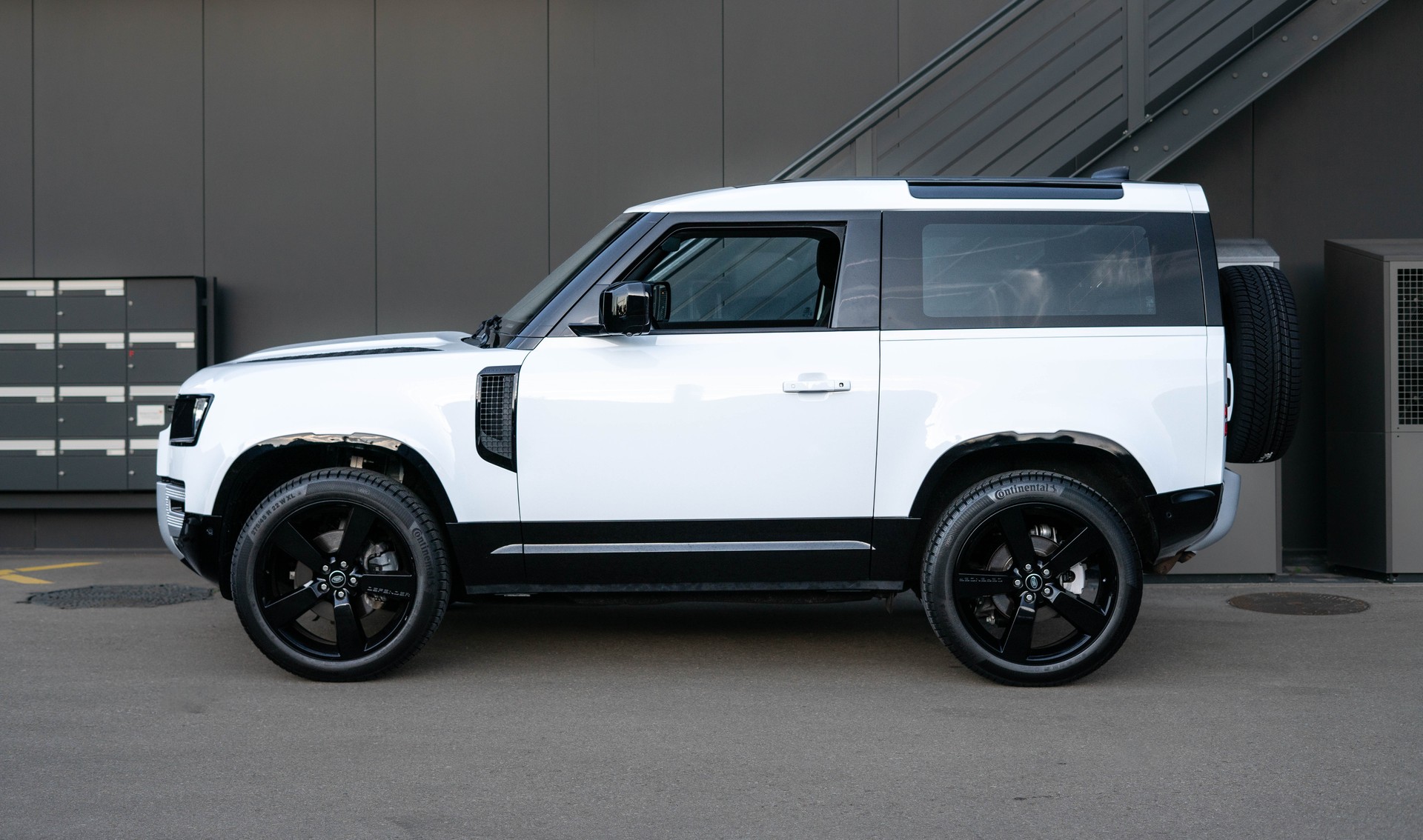 LAND ROVER Defender 90 3.0D I6 X-Dynamic S AT8-image-2