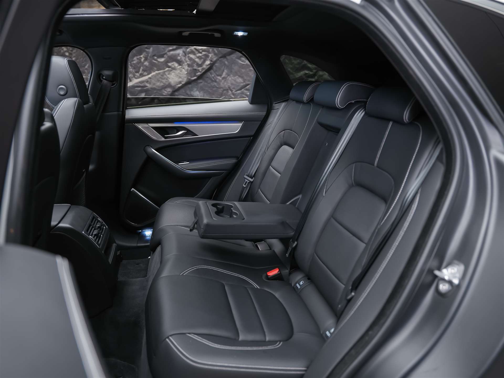 JAGUAR F-Pace 3.0 D300 R-Dynamic MHEV SE AWD *Facelift*Panorama*Meridian*Lenkradheizung*-image-15