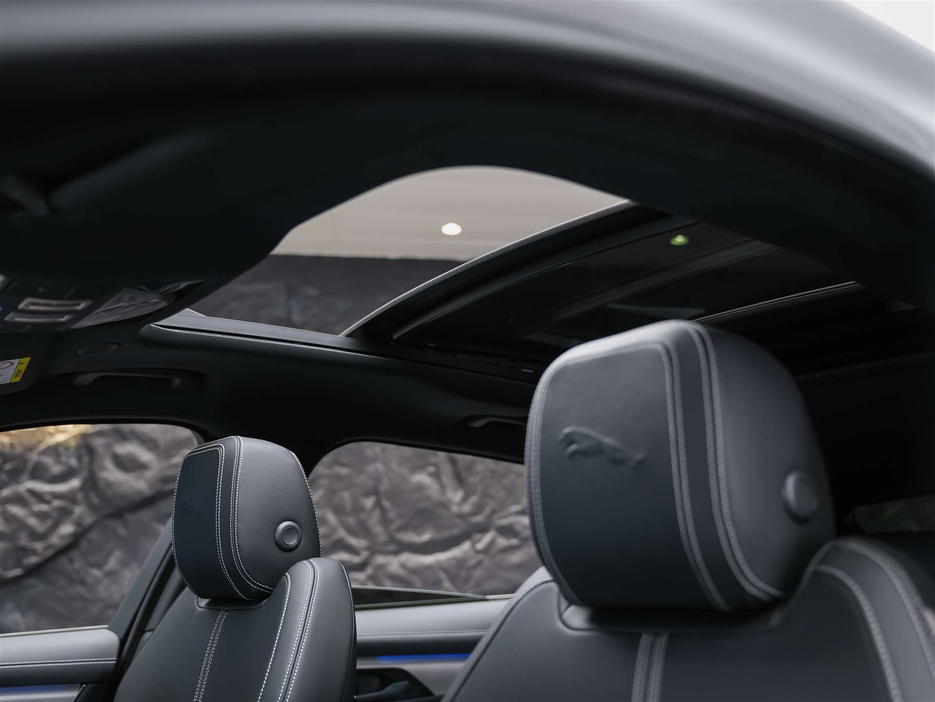 JAGUAR F-Pace 3.0 D300 R-Dynamic MHEV SE AWD *Facelift*Panorama*Meridian*Lenkradheizung*-image-11