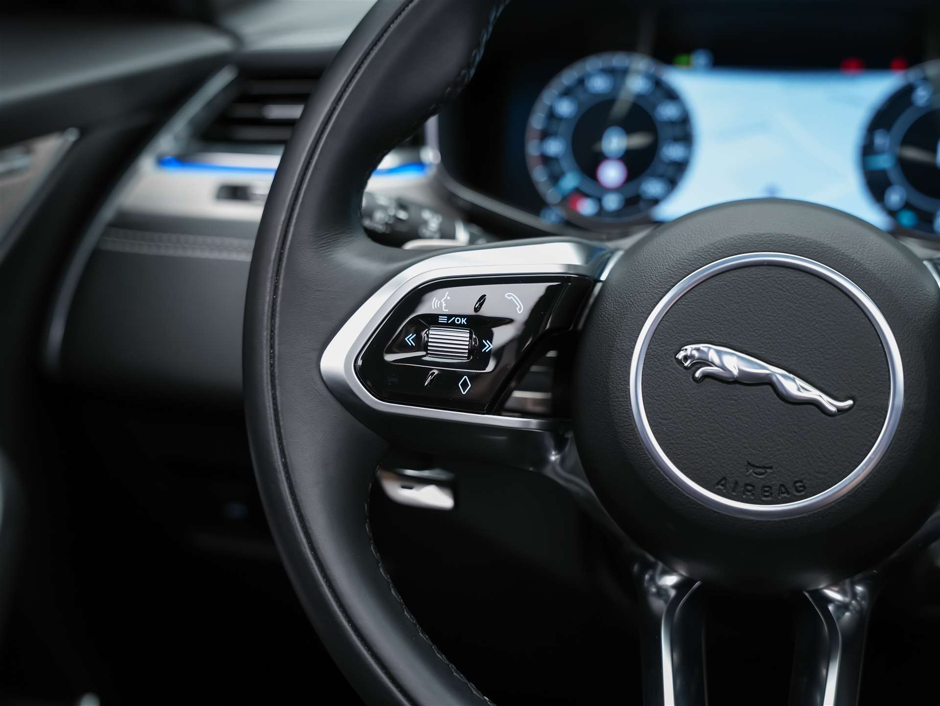 JAGUAR F-Pace 3.0 D300 R-Dynamic MHEV SE AWD *Facelift*Panorama*Meridian*Lenkradheizung*-image-29