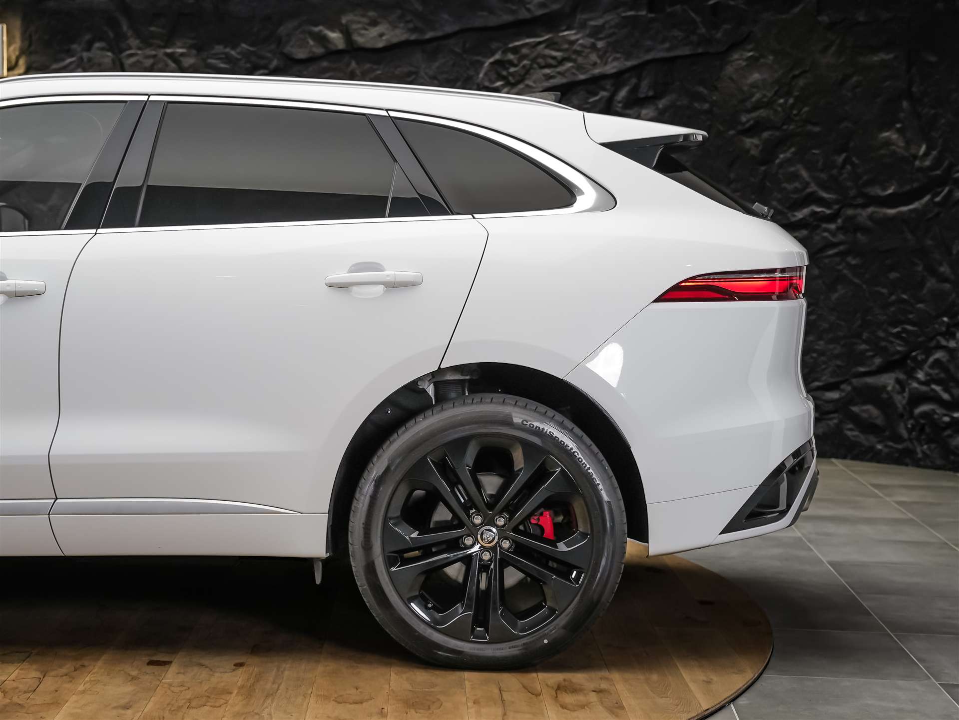 JAGUAR F-Pace 3.0 D300 R-Dynamic MHEV SE AWD *Facelift*Panorama*Meridian*Lenkradheizung*-image-19