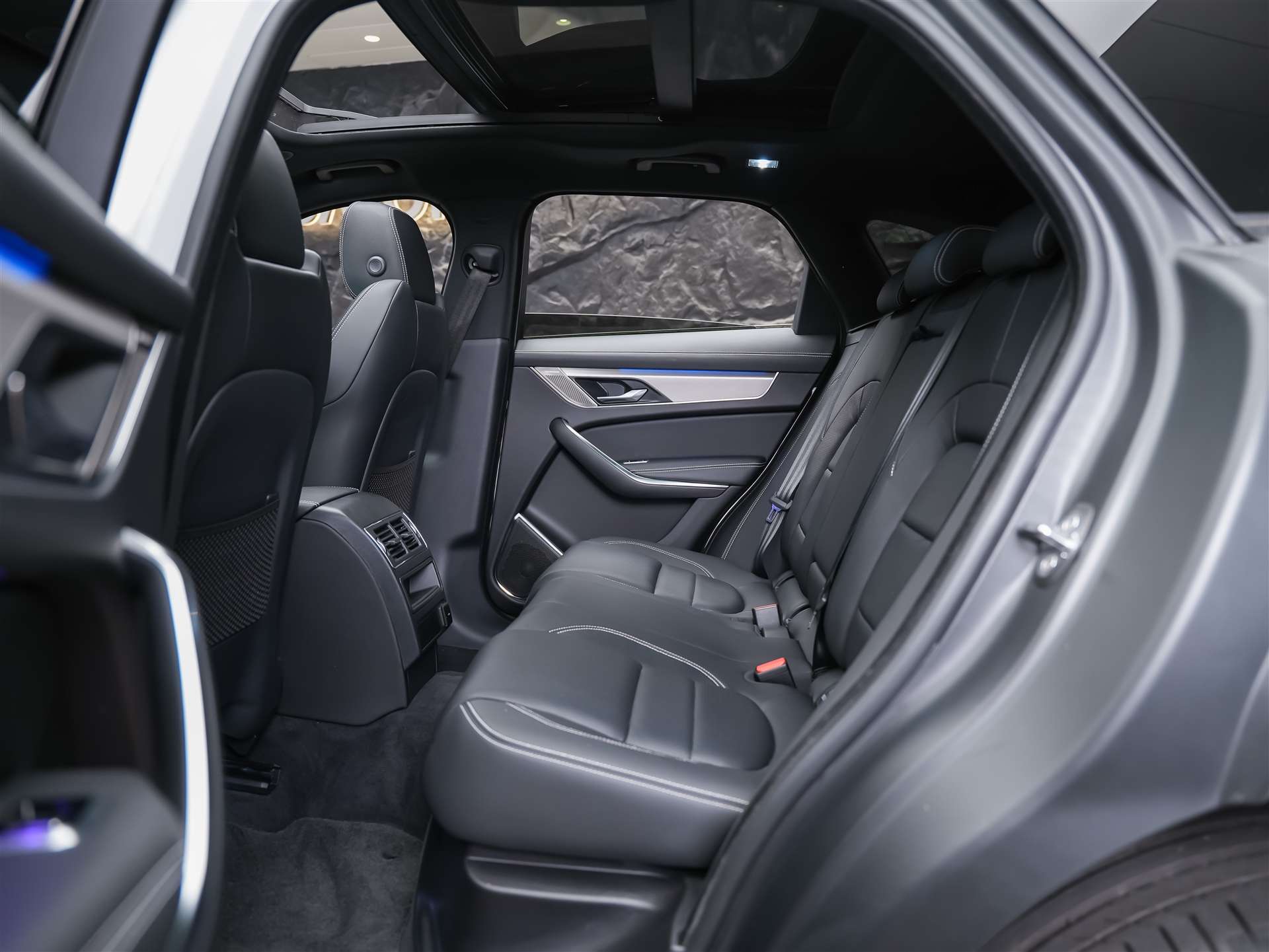 JAGUAR F-Pace 3.0 D300 R-Dynamic MHEV SE AWD *Facelift*Panorama*Meridian*Lenkradheizung*-image-14