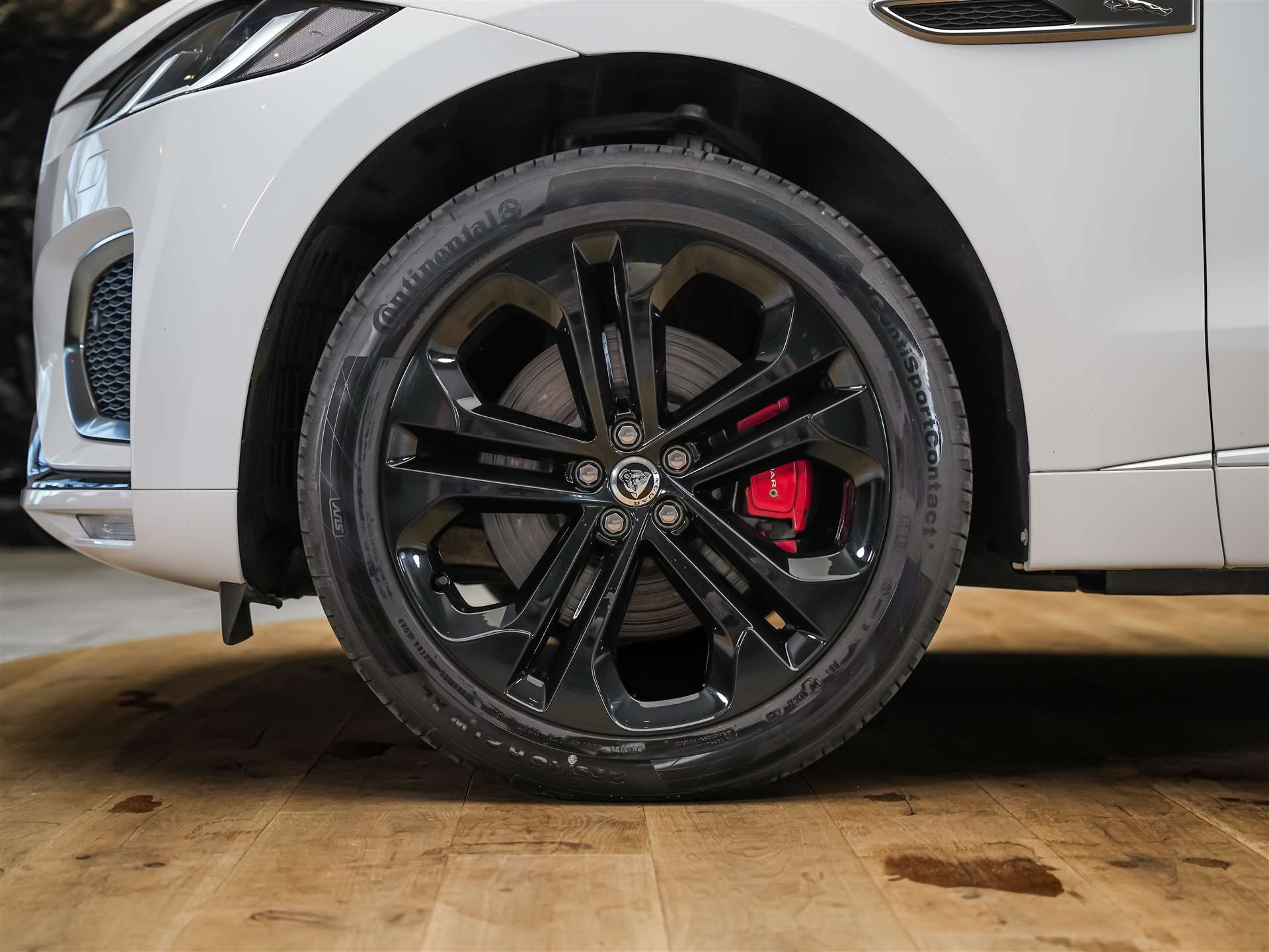 JAGUAR F-Pace 3.0 D300 R-Dynamic MHEV SE AWD *Facelift*Panorama*Meridian*Lenkradheizung*-image-18