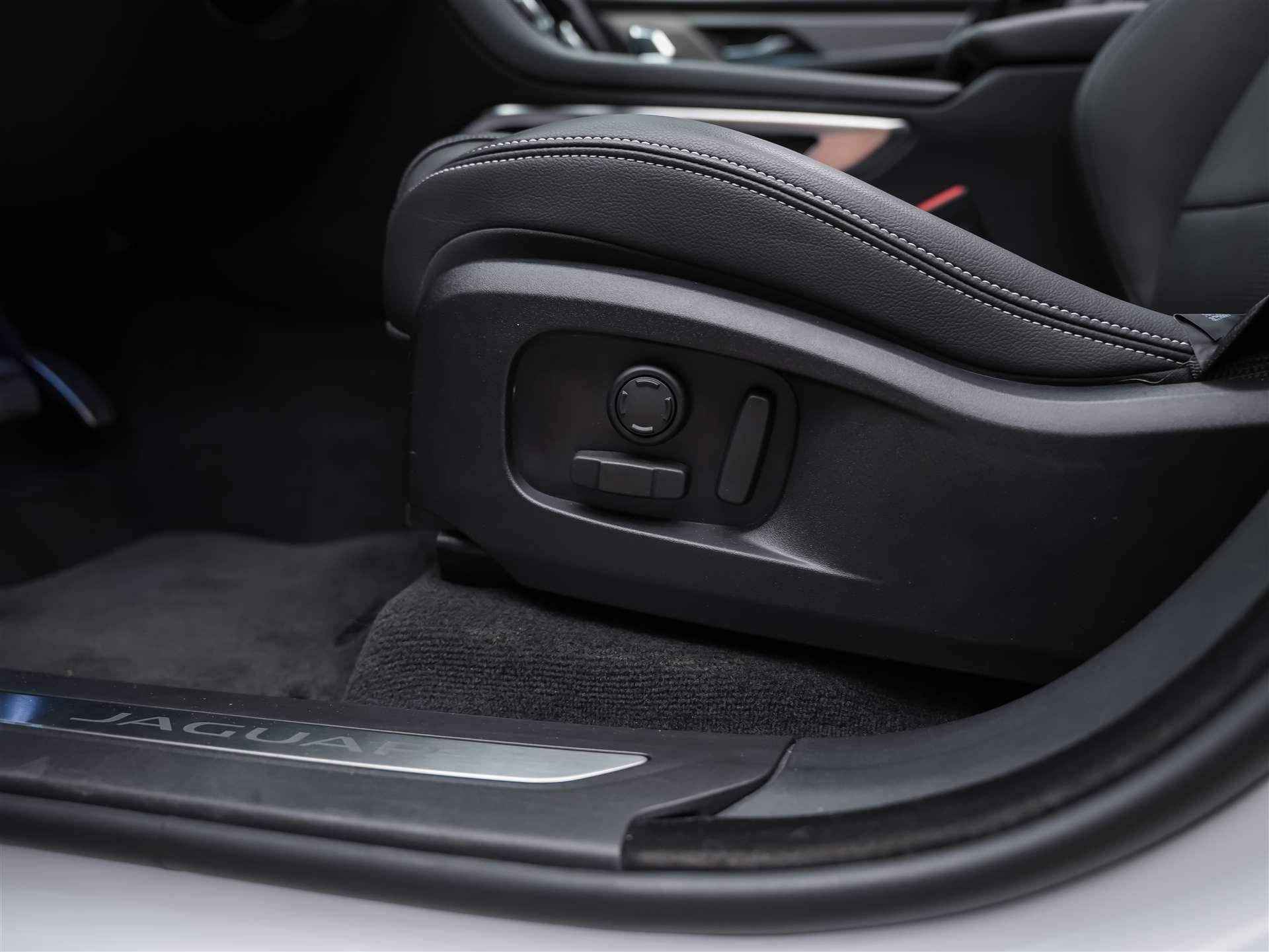 JAGUAR F-Pace 3.0 D300 R-Dynamic MHEV SE AWD *Facelift*Panorama*Meridian*Lenkradheizung*-image-27