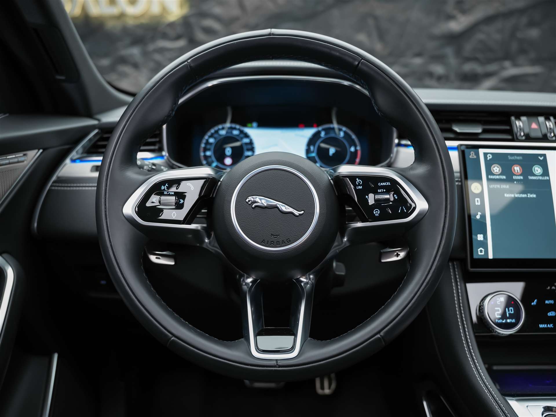 JAGUAR F-Pace 3.0 D300 R-Dynamic MHEV SE AWD *Facelift*Panorama*Meridian*Lenkradheizung*-image-28