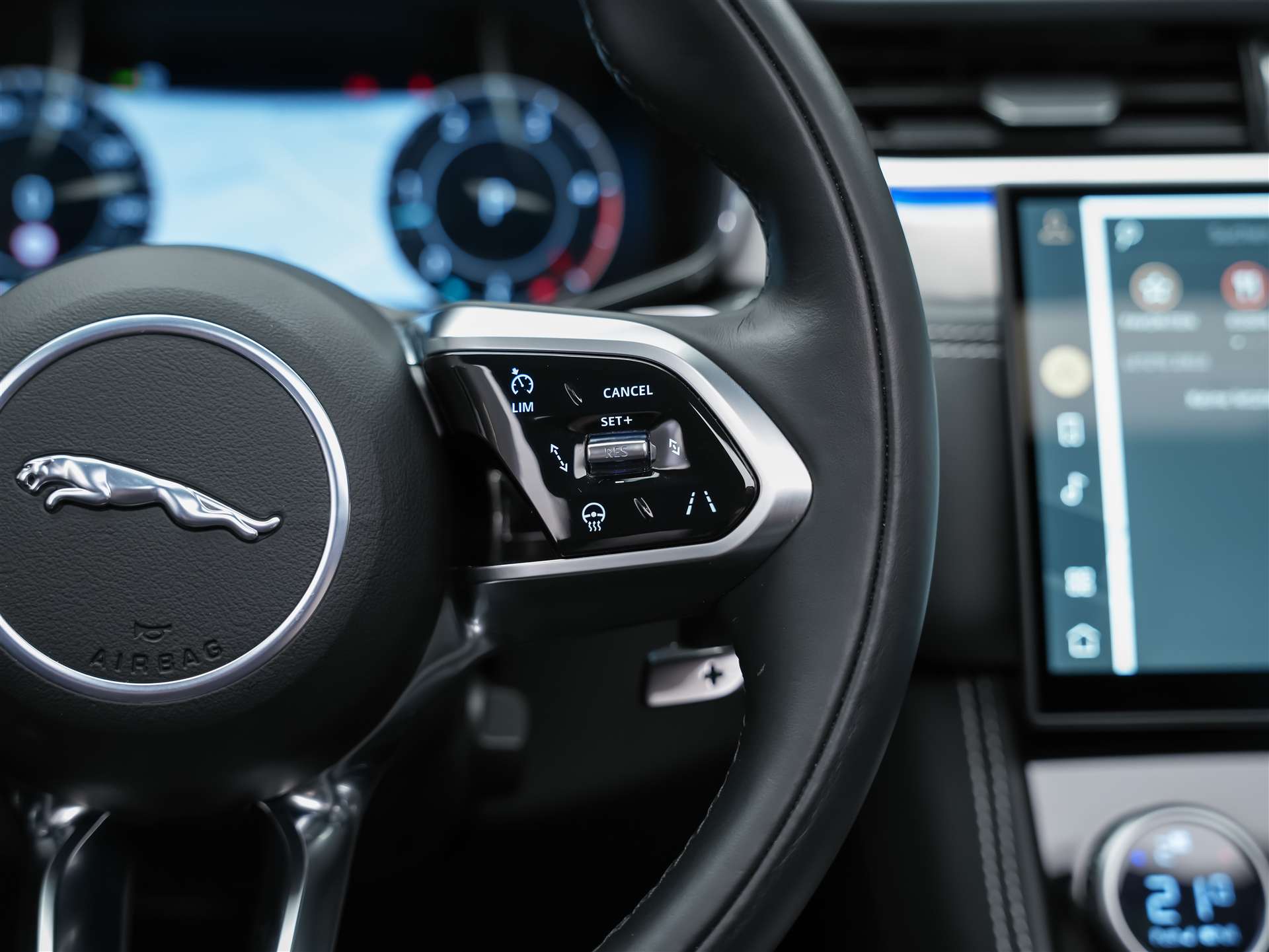 JAGUAR F-Pace 3.0 D300 R-Dynamic MHEV SE AWD *Facelift*Panorama*Meridian*Lenkradheizung*-image-30